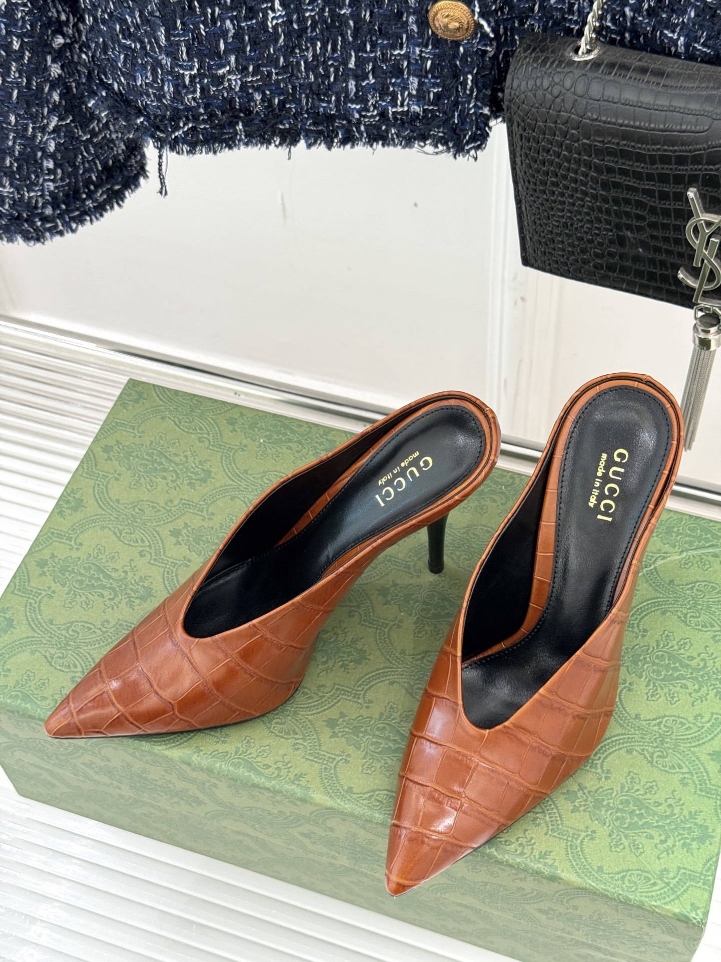 Gucci/古驰25ss春夏新品V口鳄鱼纹
尖头高跟拖鞋
标志性的V口设计 G家辨识度超高的品牌符号