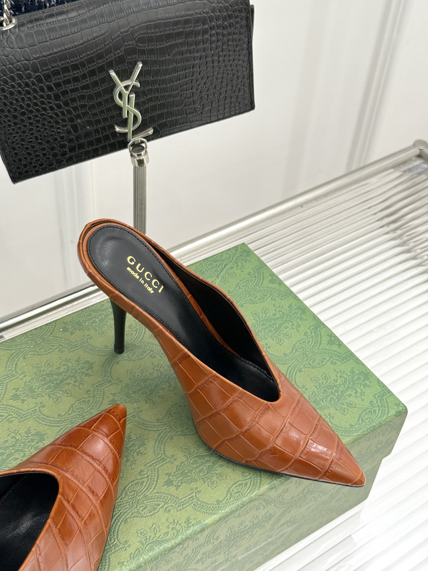 Gucci/古驰25ss春夏新品V口鳄鱼纹
尖头高跟拖鞋
标志性的V口设计 G家辨识度超高的品牌符号