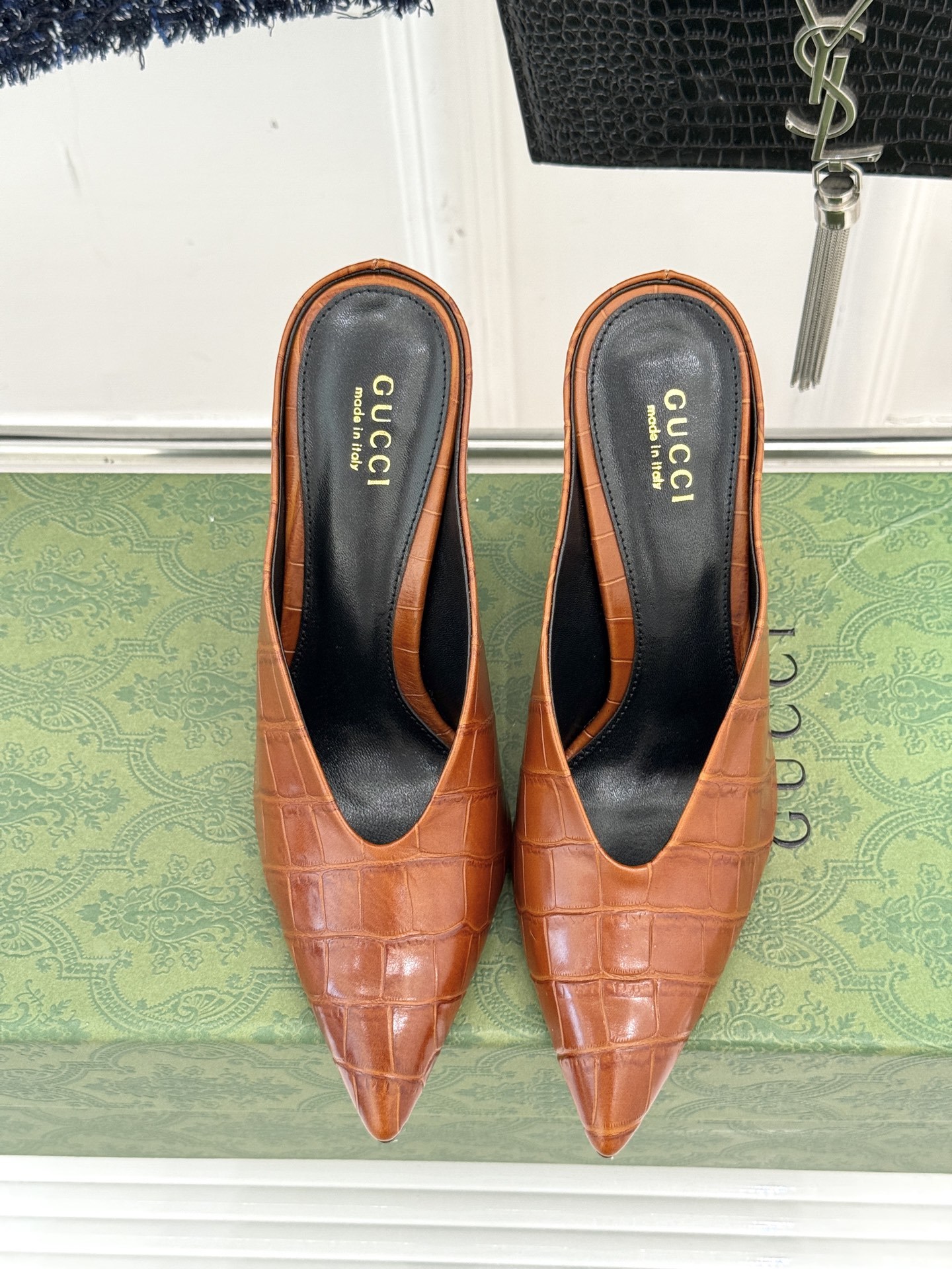 Gucci/古驰25ss春夏新品V口鳄鱼纹
尖头高跟拖鞋
标志性的V口设计 G家辨识度超高的品牌符号