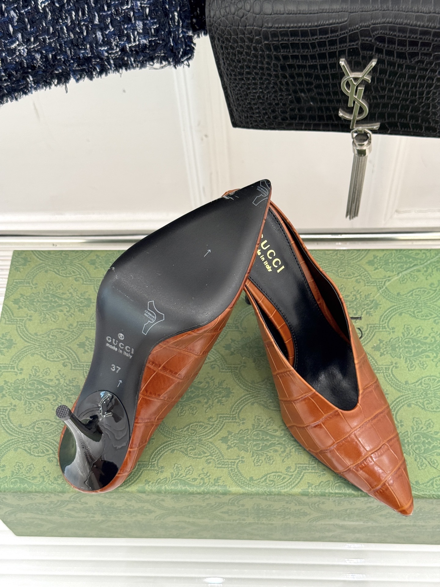 Gucci/古驰25ss春夏新品V口鳄鱼纹
尖头高跟拖鞋
标志性的V口设计 G家辨识度超高的品牌符号