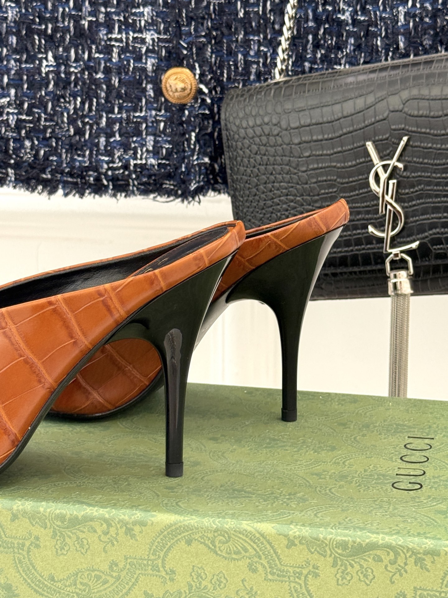 Gucci/古驰25ss春夏新品V口鳄鱼纹
尖头高跟拖鞋
标志性的V口设计 G家辨识度超高的品牌符号