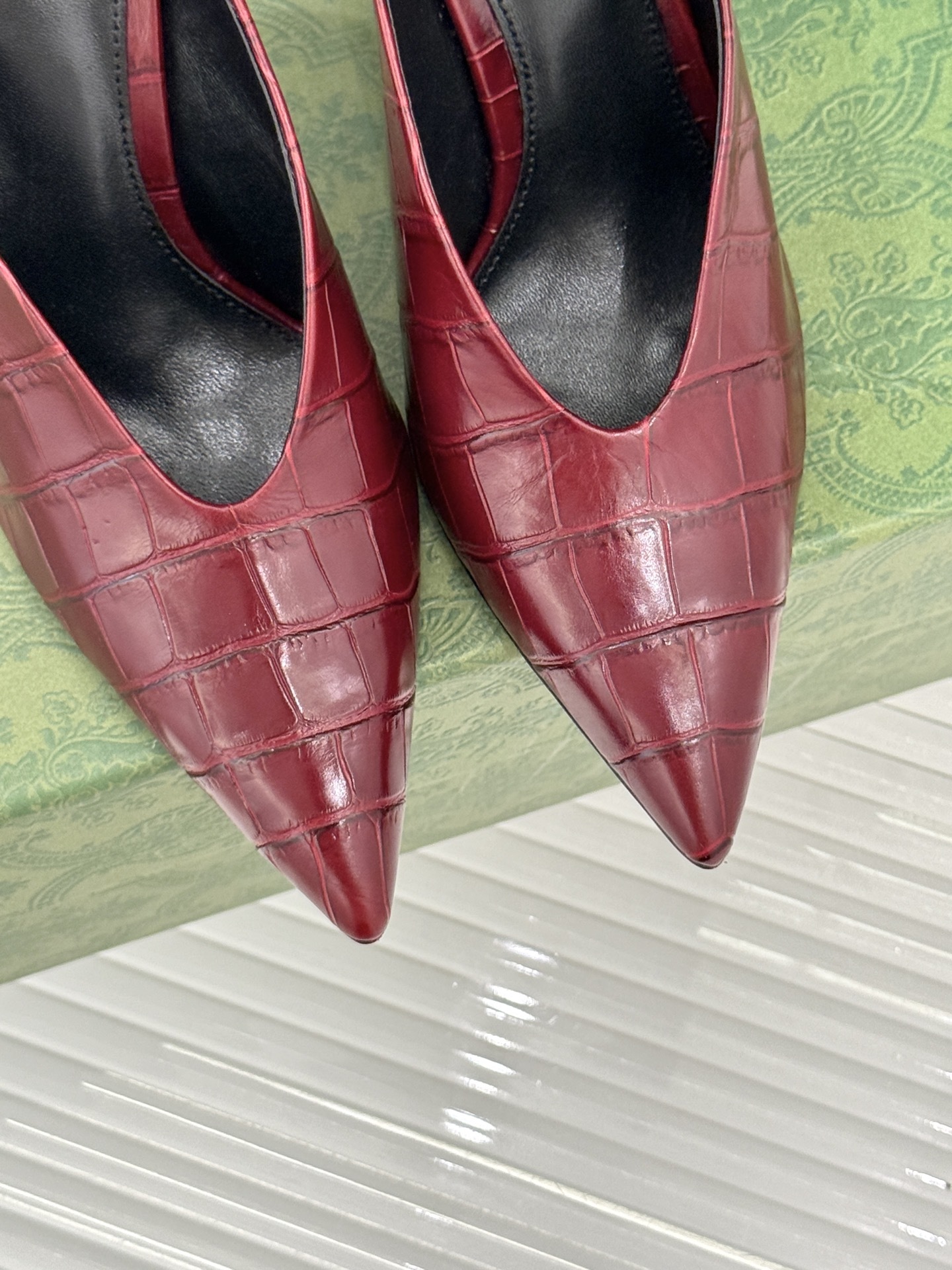 Gucci/古驰25ss春夏新品V口鳄鱼纹
尖头高跟拖鞋
标志性的V口设计 G家辨识度超高的品牌符号