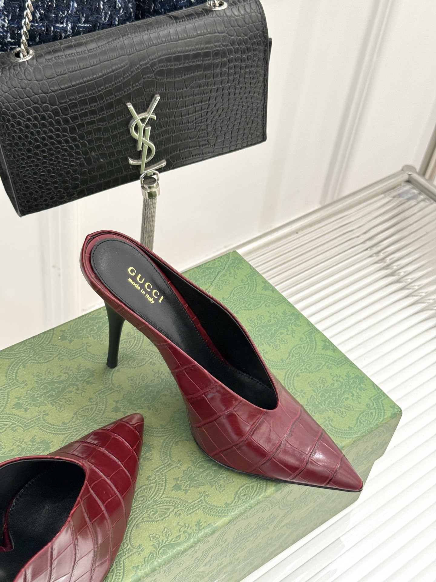 Gucci/古驰25ss春夏新品V口鳄鱼纹
尖头高跟拖鞋
标志性的V口设计 G家辨识度超高的品牌符号