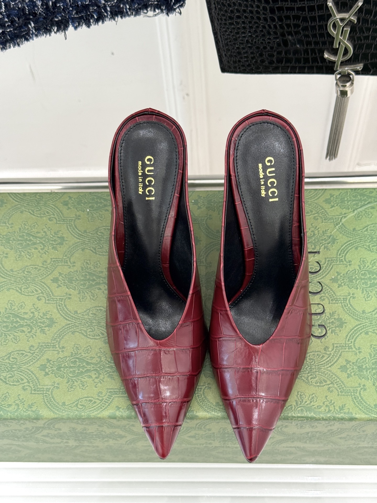 Gucci/古驰25ss春夏新品V口鳄鱼纹
尖头高跟拖鞋
标志性的V口设计 G家辨识度超高的品牌符号