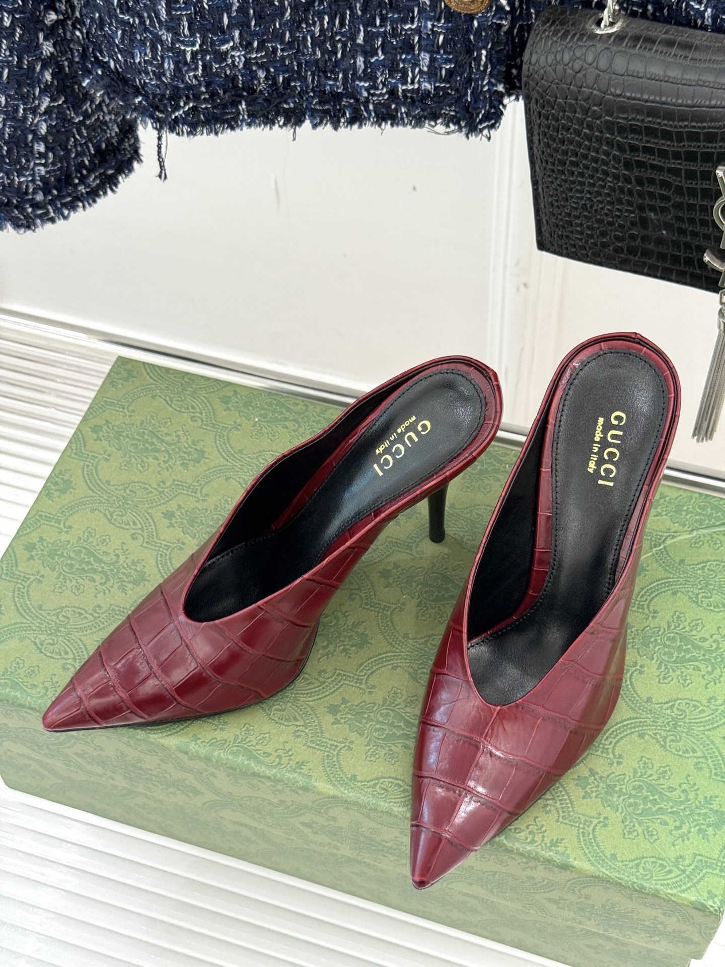 Gucci/古驰25ss春夏新品V口鳄鱼纹
尖头高跟拖鞋
标志性的V口设计 G家辨识度超高的品牌符号