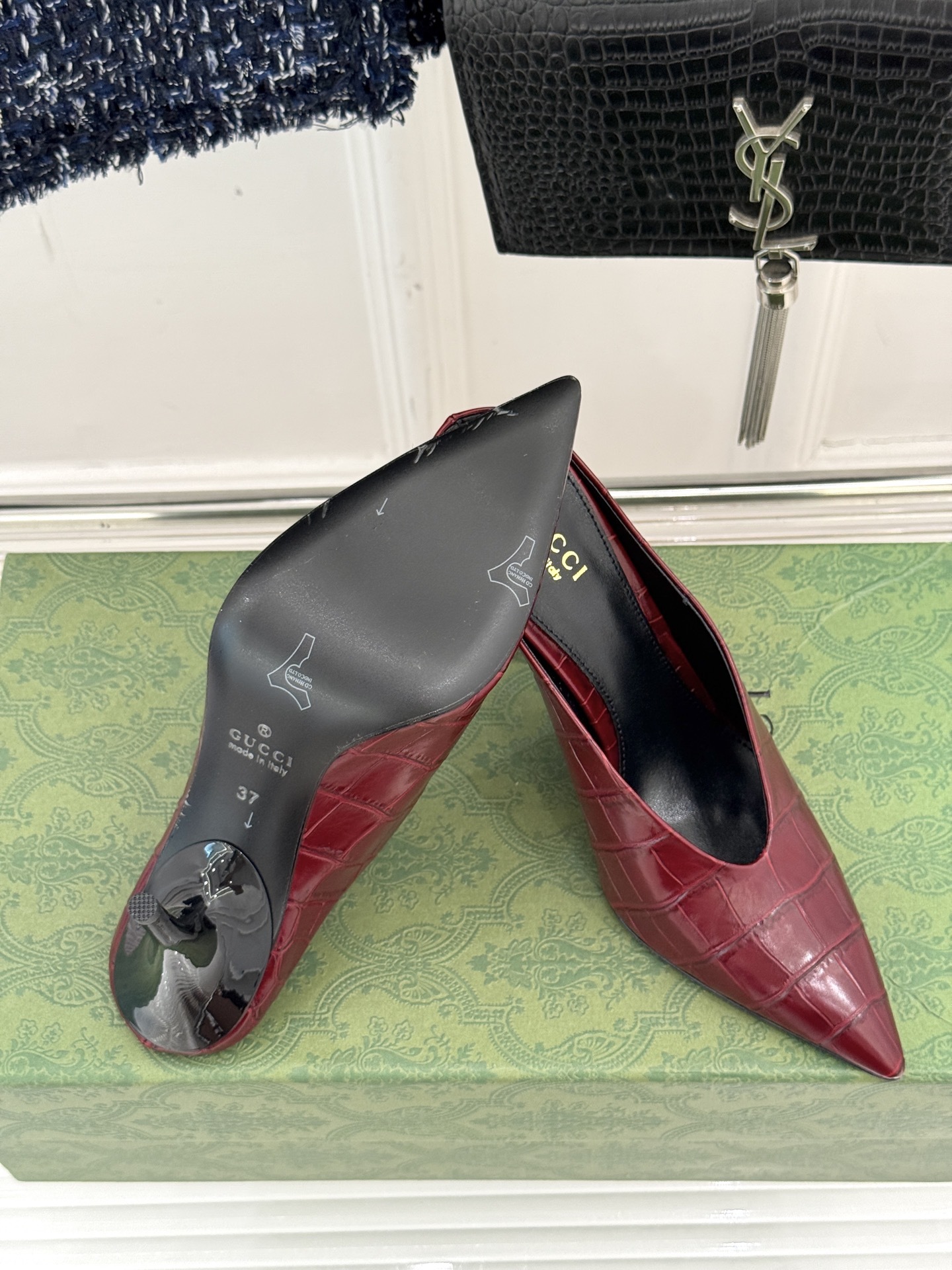 Gucci/古驰25ss春夏新品V口鳄鱼纹
尖头高跟拖鞋
标志性的V口设计 G家辨识度超高的品牌符号