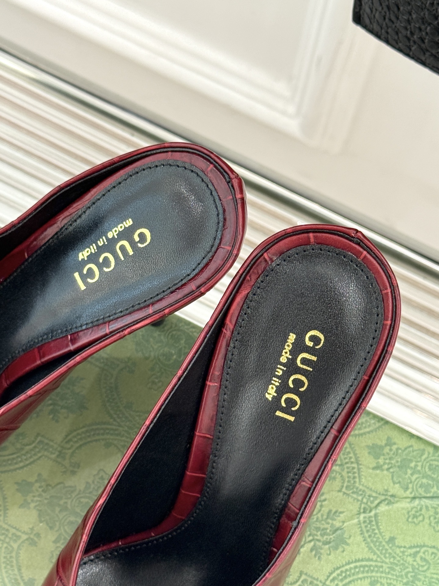 Gucci/古驰25ss春夏新品V口鳄鱼纹
尖头高跟拖鞋
标志性的V口设计 G家辨识度超高的品牌符号