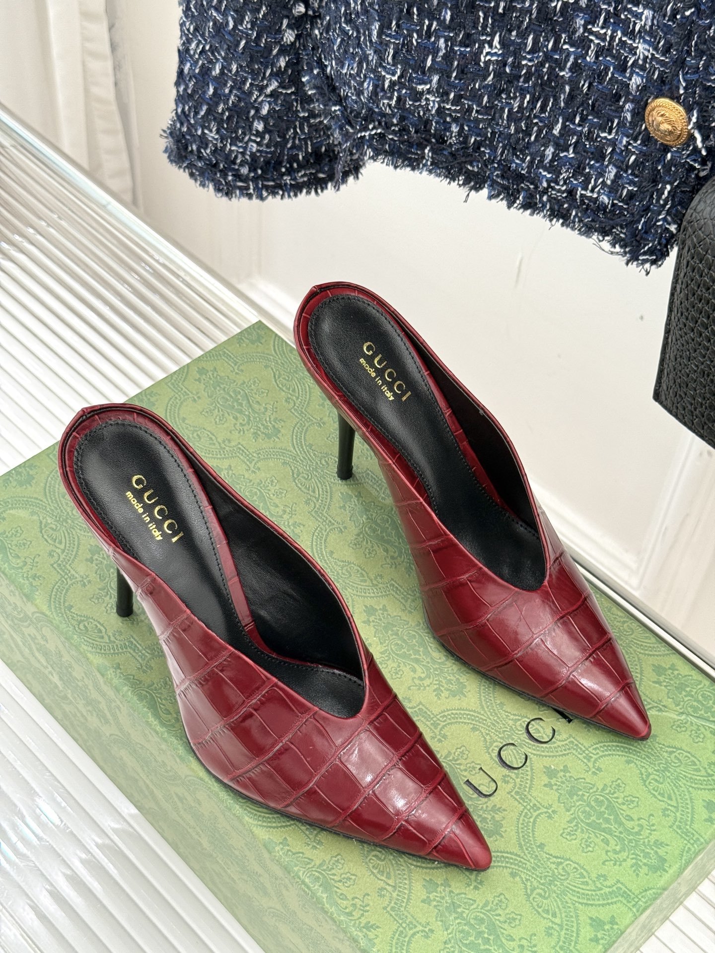 Gucci/古驰25ss春夏新品V口鳄鱼纹
尖头高跟拖鞋
标志性的V口设计 G家辨识度超高的品牌符号