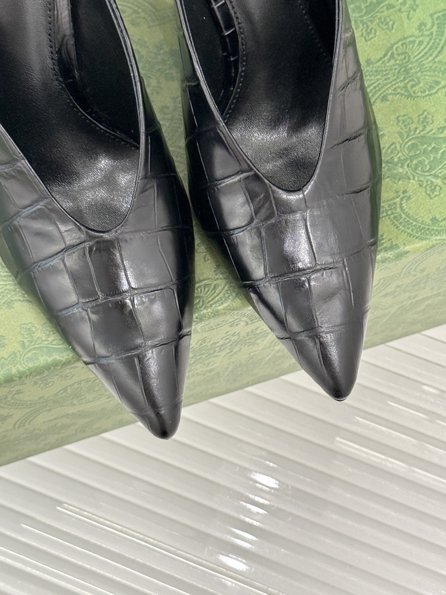 Gucci/古驰25ss春夏新品V口鳄鱼纹
尖头高跟拖鞋
标志性的V口设计 G家辨识度超高的品牌符号