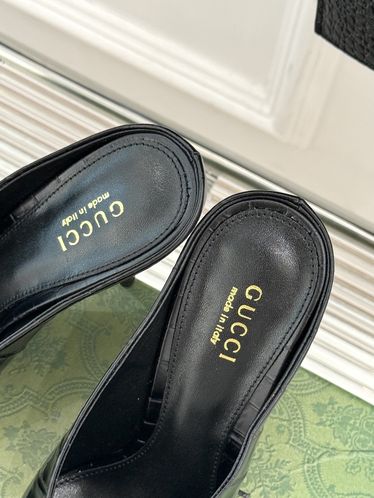 Gucci/古驰25ss春夏新品V口鳄鱼纹
尖头高跟拖鞋
标志性的V口设计 G家辨识度超高的品牌符号