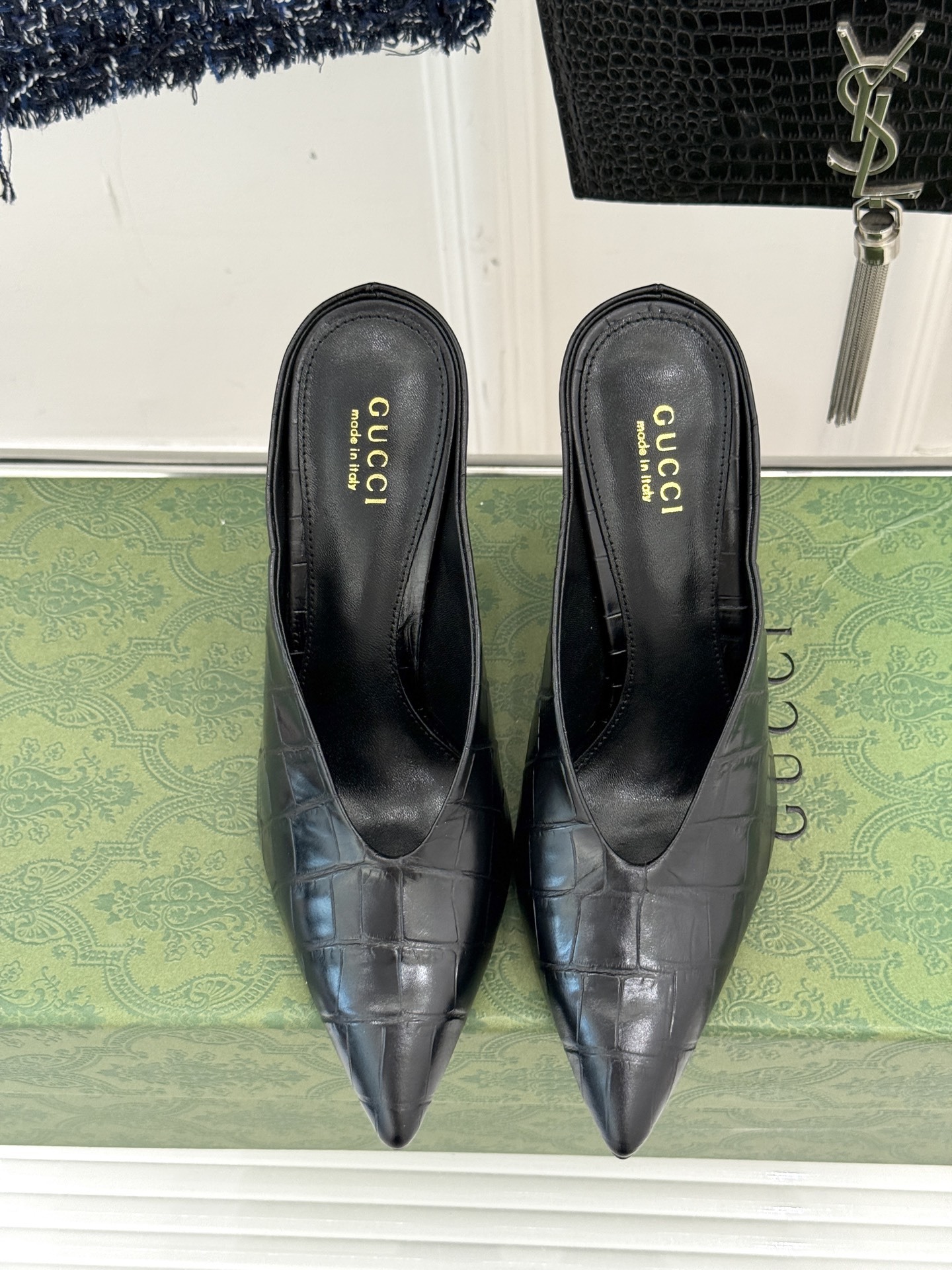 Gucci/古驰25ss春夏新品V口鳄鱼纹
尖头高跟拖鞋
标志性的V口设计 G家辨识度超高的品牌符号