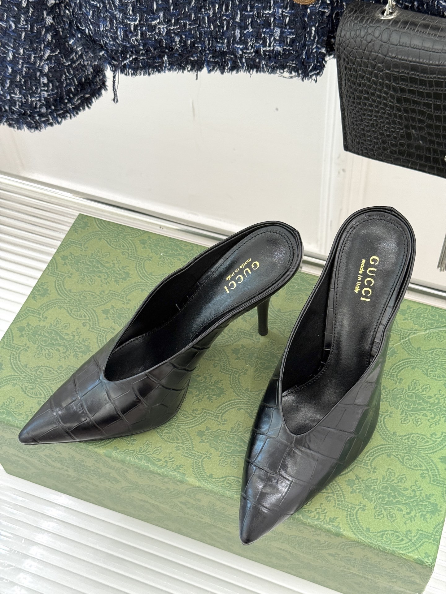 Gucci/古驰25ss春夏新品V口鳄鱼纹
尖头高跟拖鞋
标志性的V口设计 G家辨识度超高的品牌符号