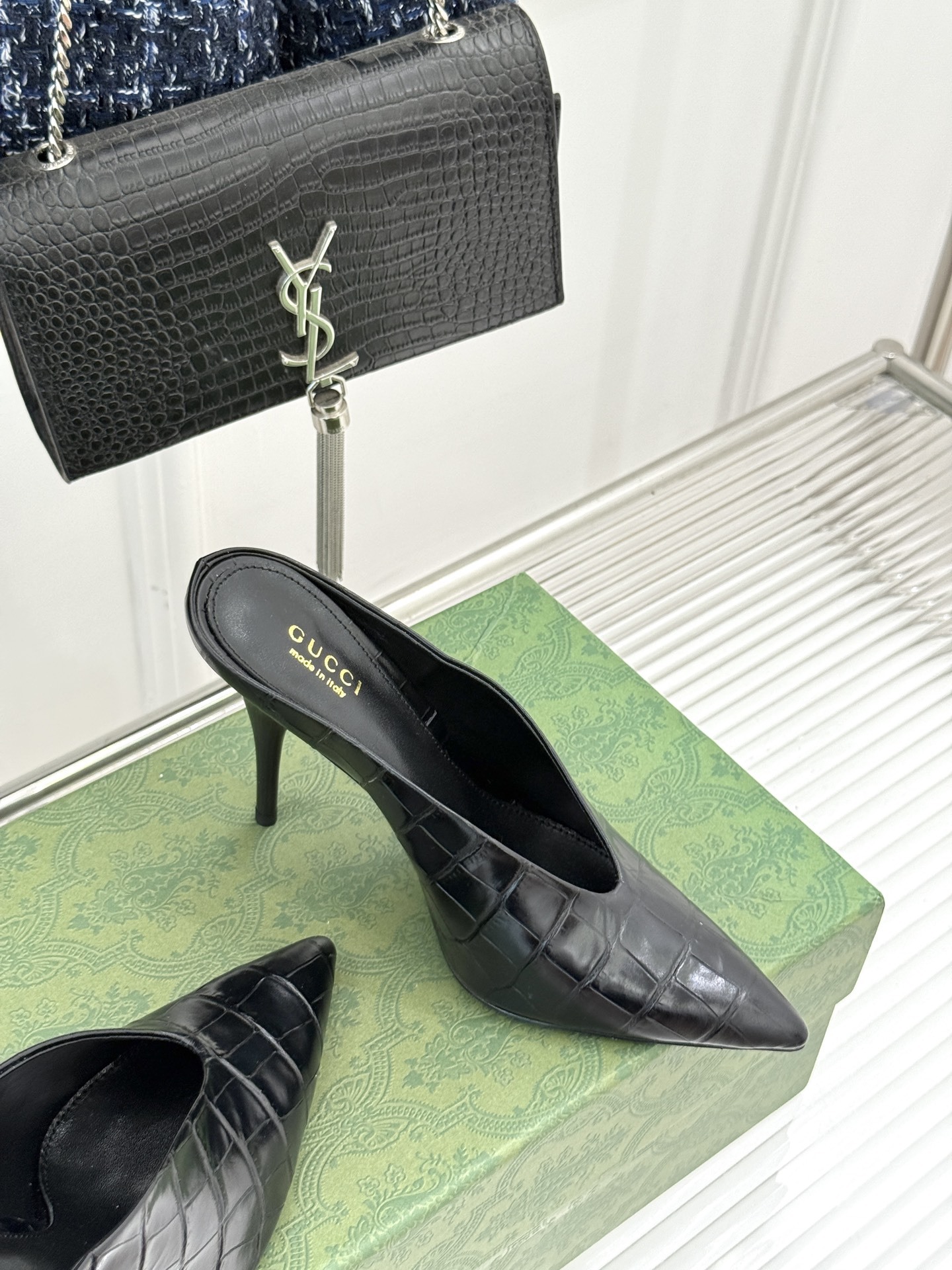 Gucci/古驰25ss春夏新品V口鳄鱼纹
尖头高跟拖鞋
标志性的V口设计 G家辨识度超高的品牌符号