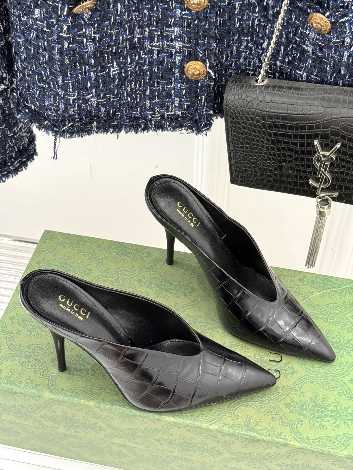 Gucci/古驰25ss春夏新品V口鳄鱼纹
尖头高跟拖鞋
标志性的V口设计 G家辨识度超高的品牌符号