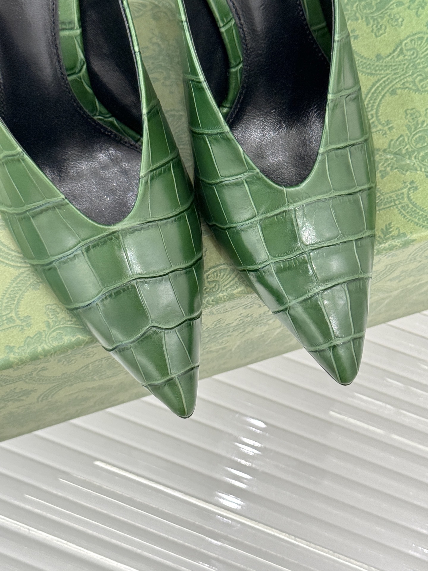 Gucci/古驰25ss春夏新品V口鳄鱼纹
尖头高跟拖鞋
标志性的V口设计 G家辨识度超高的品牌符号