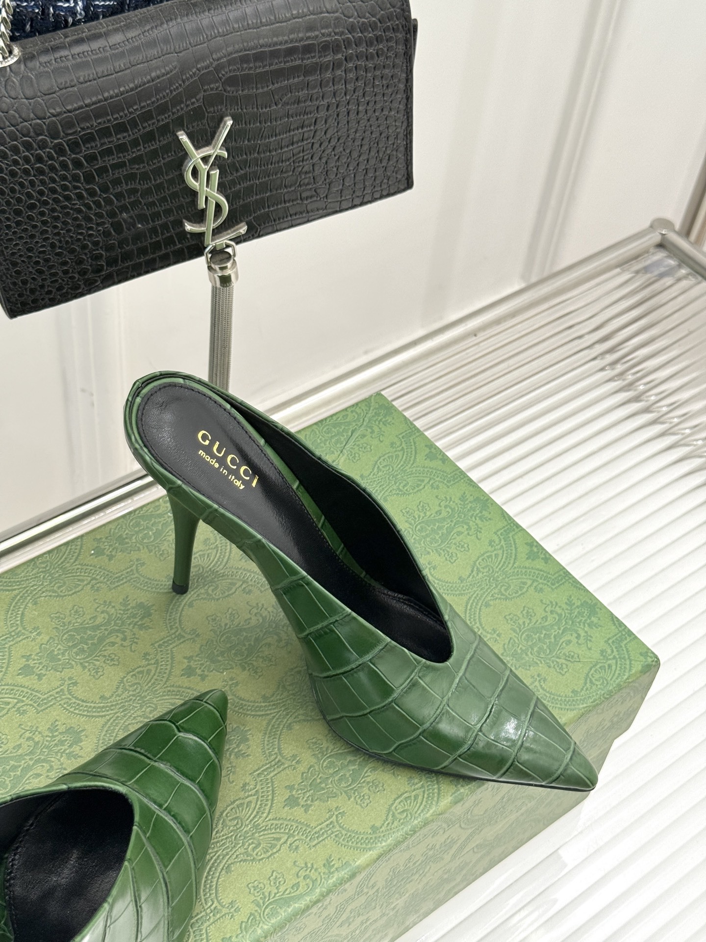 Gucci/古驰25ss春夏新品V口鳄鱼纹
尖头高跟拖鞋
标志性的V口设计 G家辨识度超高的品牌符号
