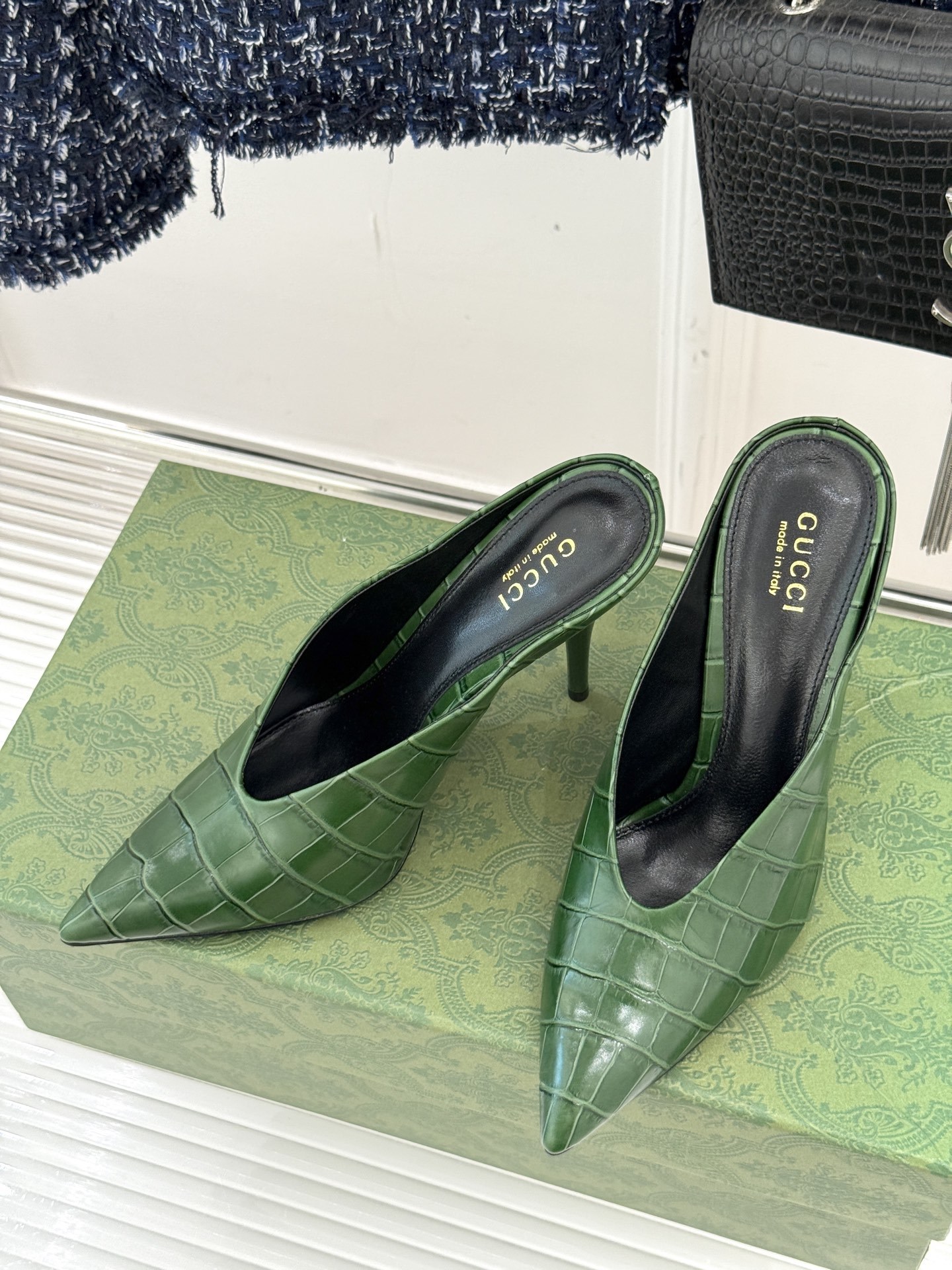 Gucci/古驰25ss春夏新品V口鳄鱼纹
尖头高跟拖鞋
标志性的V口设计 G家辨识度超高的品牌符号