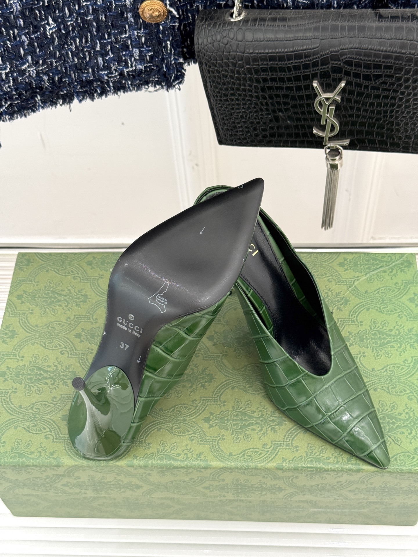 Gucci/古驰25ss春夏新品V口鳄鱼纹
尖头高跟拖鞋
标志性的V口设计 G家辨识度超高的品牌符号