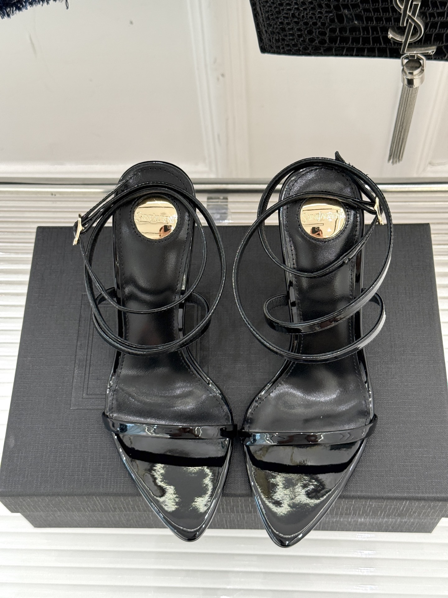 Saint Lauren*YSL圣罗兰25ss新品
性感高跟凉鞋凉鞋
简直是为想在夏日slay全场的姐