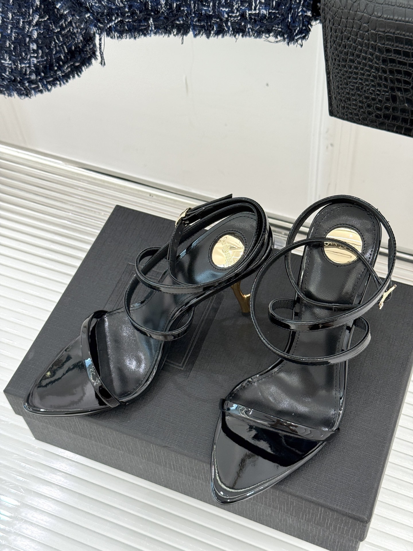 Saint Lauren*YSL圣罗兰25ss新品
性感高跟凉鞋凉鞋
简直是为想在夏日slay全场的姐