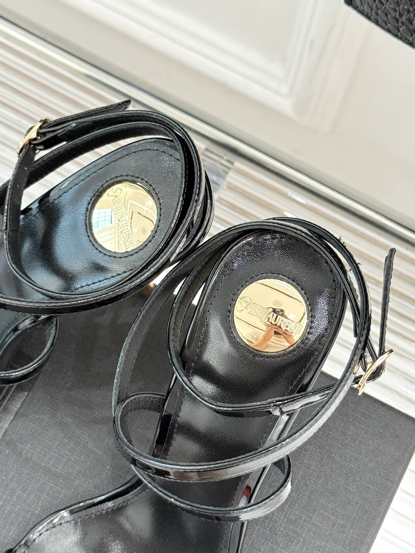 Saint Lauren*YSL圣罗兰25ss新品
性感高跟凉鞋凉鞋
简直是为想在夏日slay全场的姐