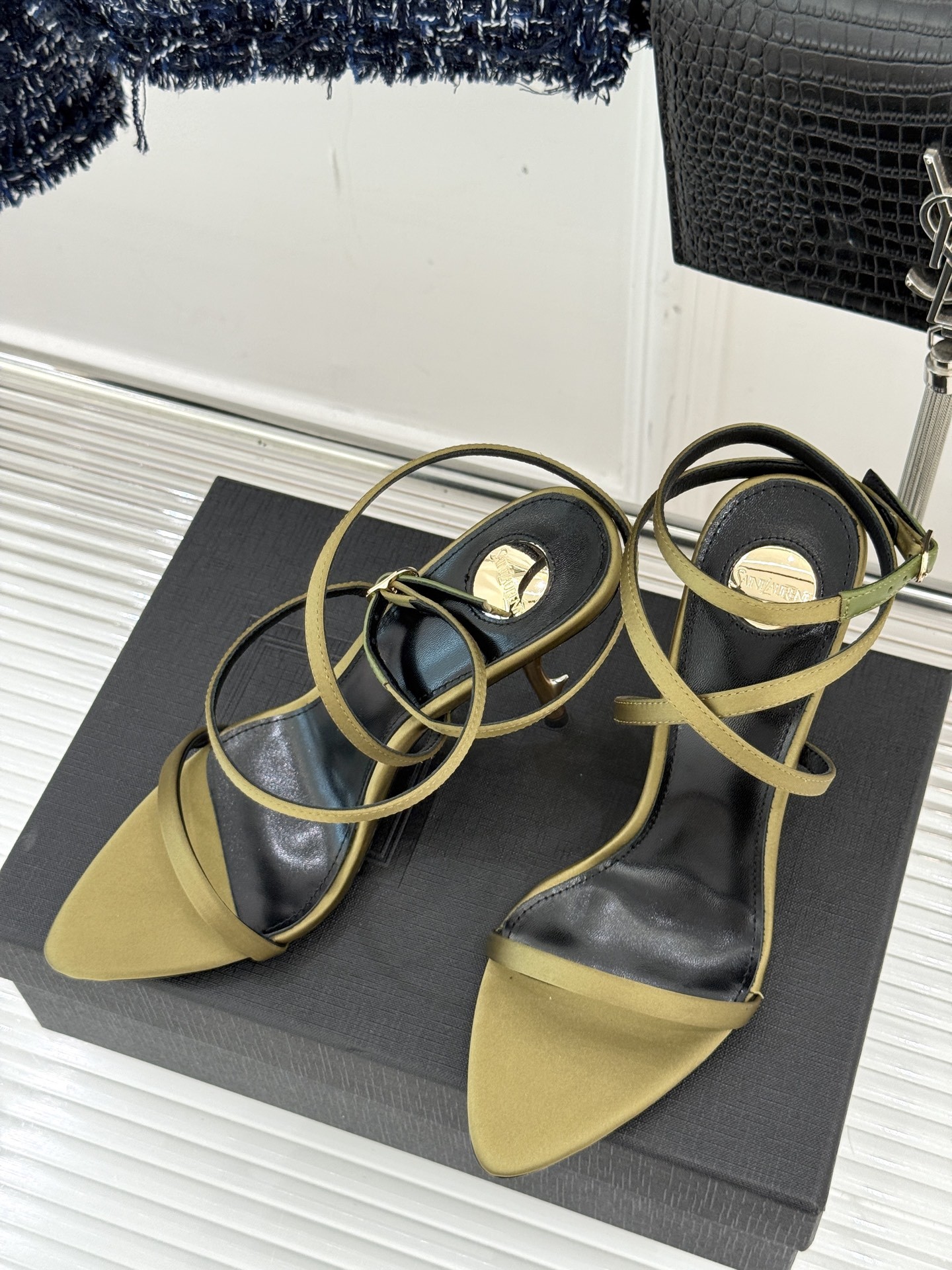 Saint Lauren*YSL圣罗兰25ss新品
性感高跟凉鞋凉鞋
简直是为想在夏日slay全场的姐