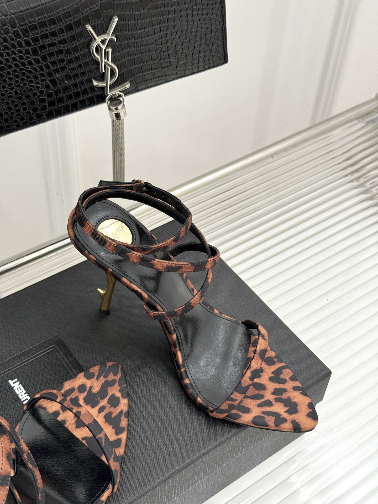 Saint Lauren*YSL圣罗兰25ss新品
性感高跟凉鞋凉鞋
简直是为想在夏日slay全场的姐