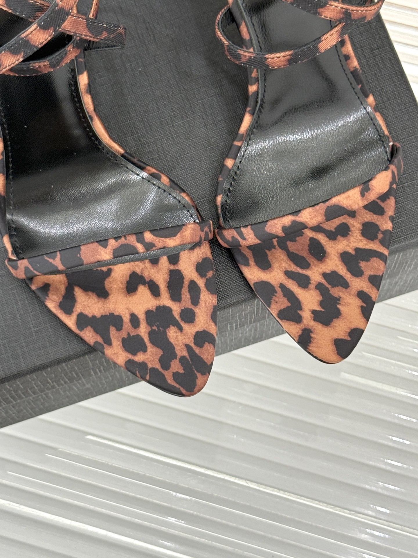 Saint Lauren*YSL圣罗兰25ss新品
性感高跟凉鞋凉鞋
简直是为想在夏日slay全场的姐