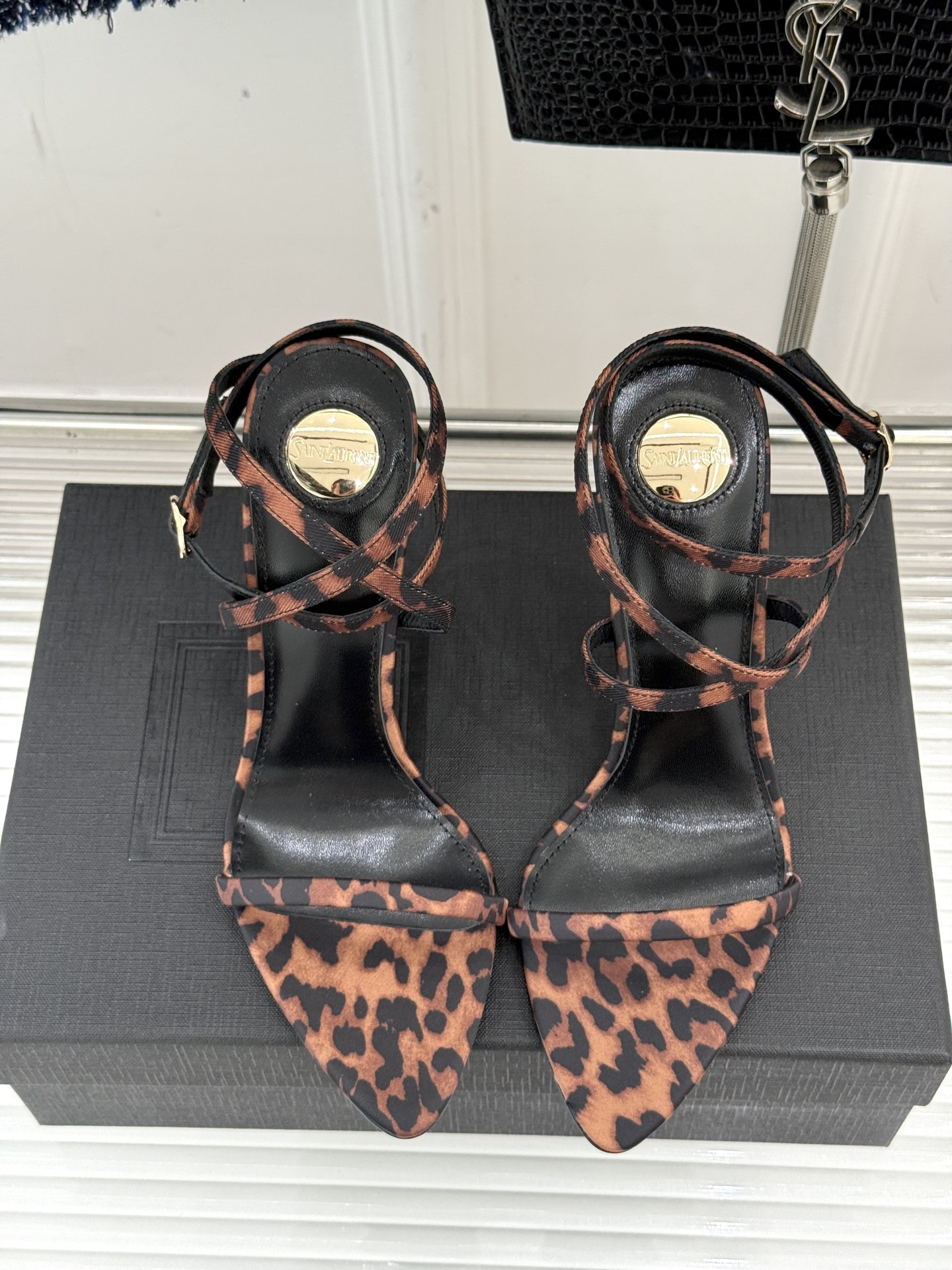 Saint Lauren*YSL圣罗兰25ss新品
性感高跟凉鞋凉鞋
简直是为想在夏日slay全场的姐