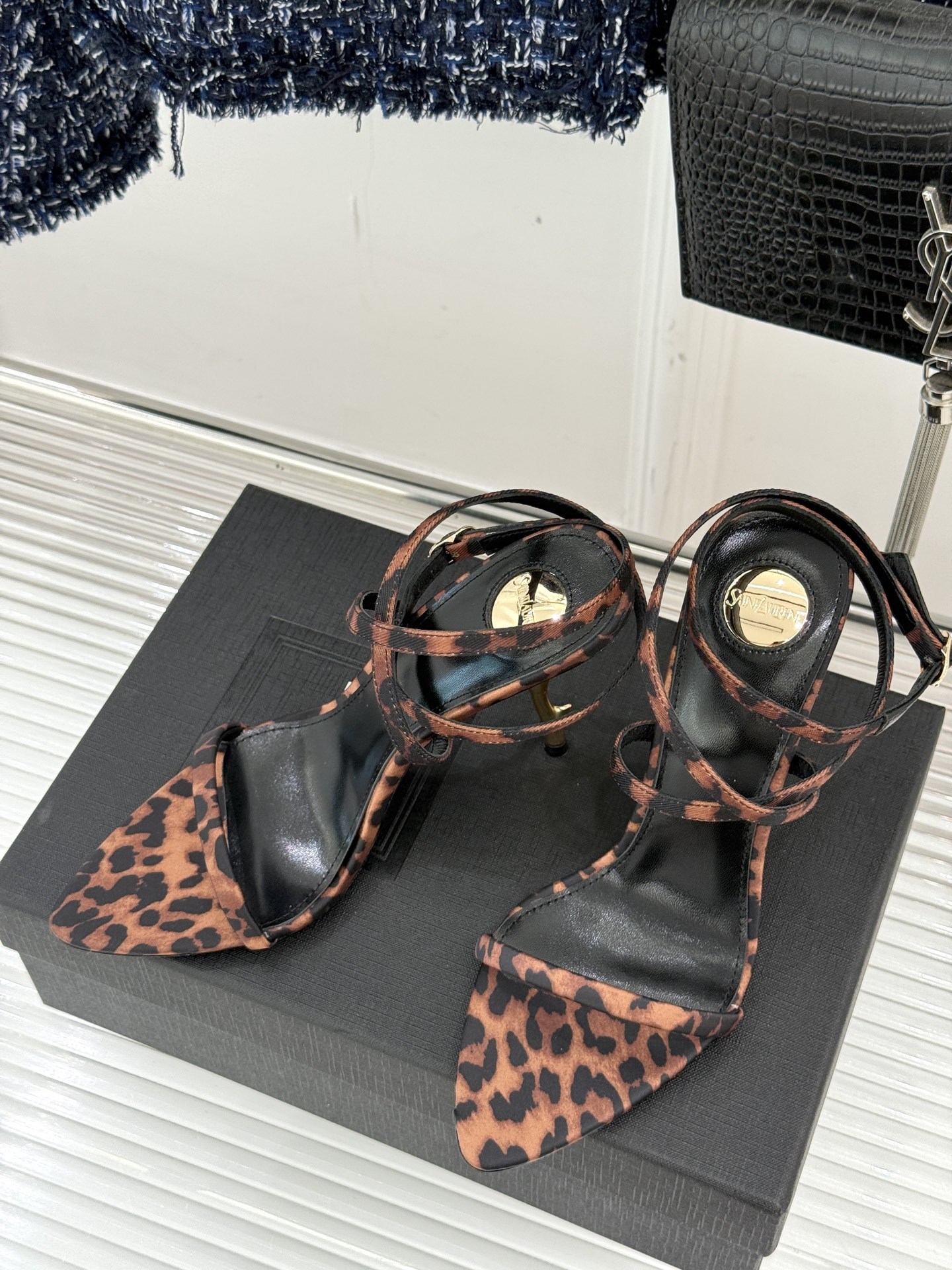 Saint Lauren*YSL圣罗兰25ss新品
性感高跟凉鞋凉鞋
简直是为想在夏日slay全场的姐