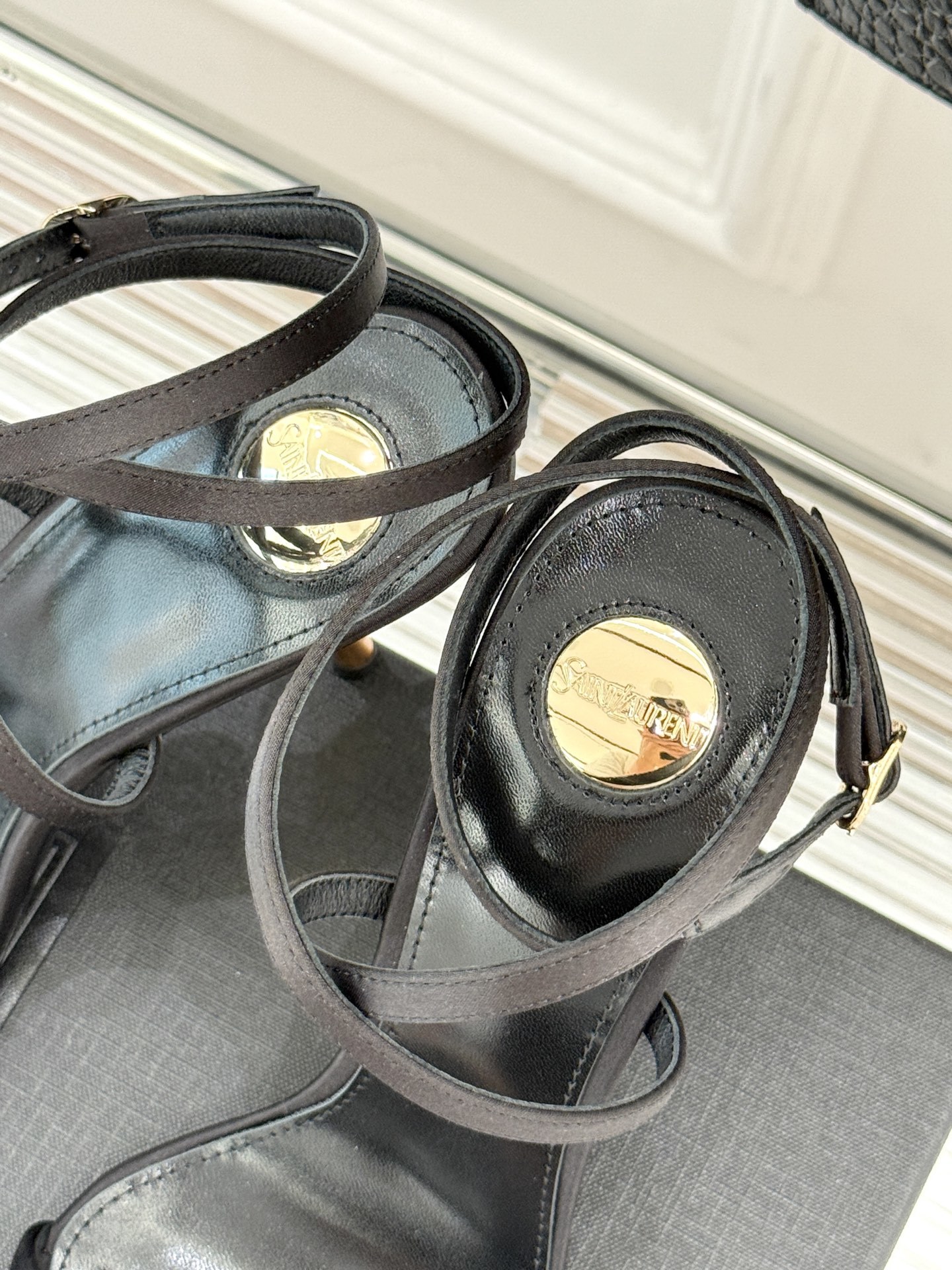 Saint Lauren*YSL圣罗兰25ss新品
性感高跟凉鞋凉鞋
简直是为想在夏日slay全场的姐