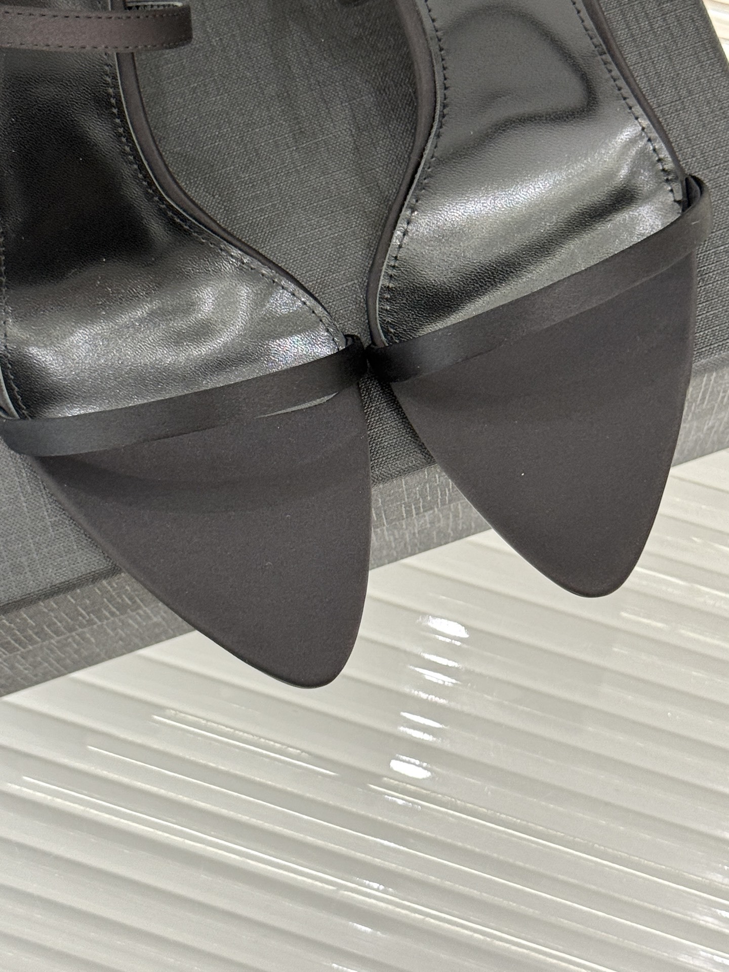 Saint Lauren*YSL圣罗兰25ss新品
性感高跟凉鞋凉鞋
简直是为想在夏日slay全场的姐