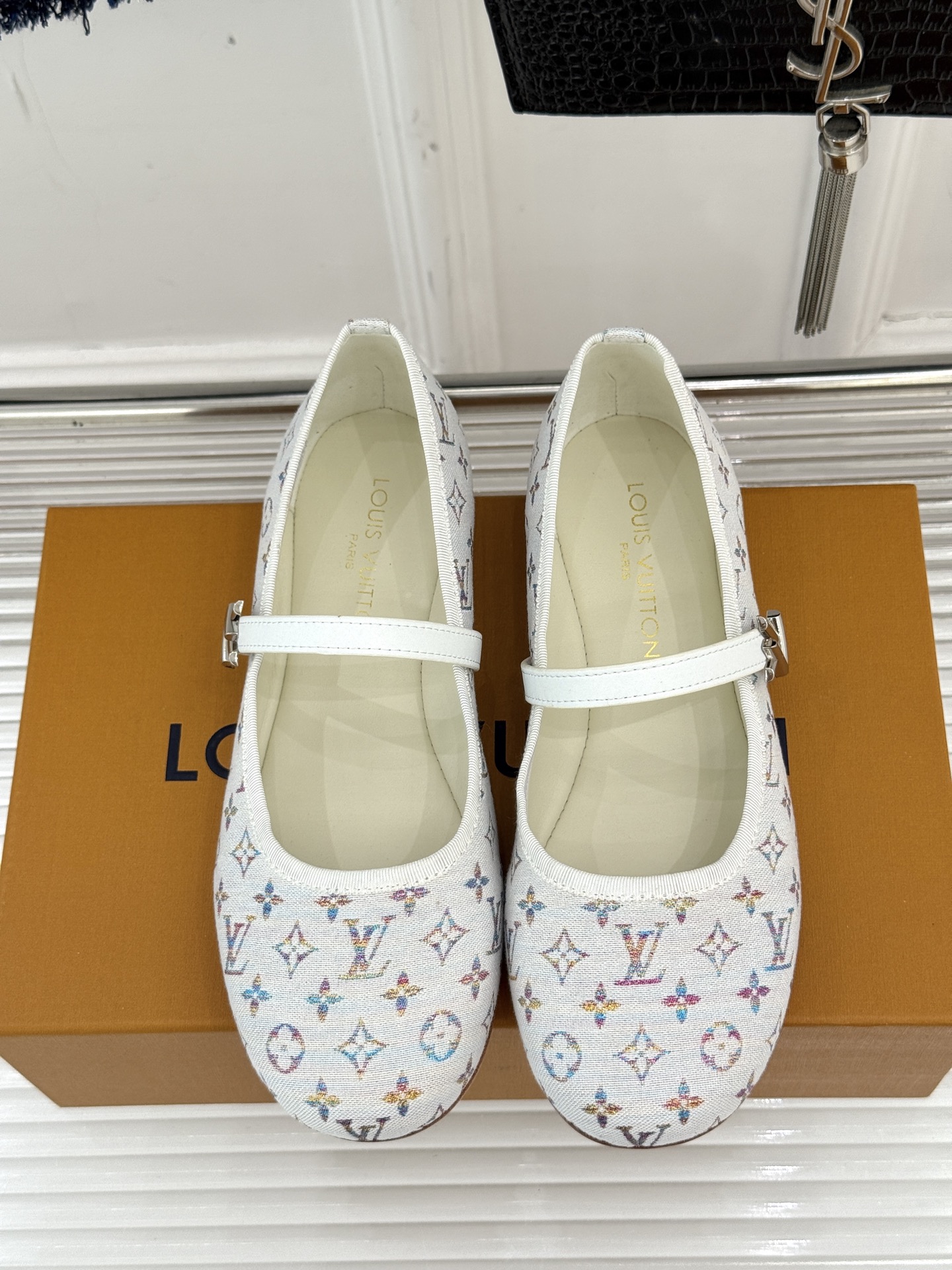 
L*V驴牌25ss新品印花玛丽珍鞋
第一眼看上就被种草了
满满的法式复古风
上脚也很时髦 而且百搭
日