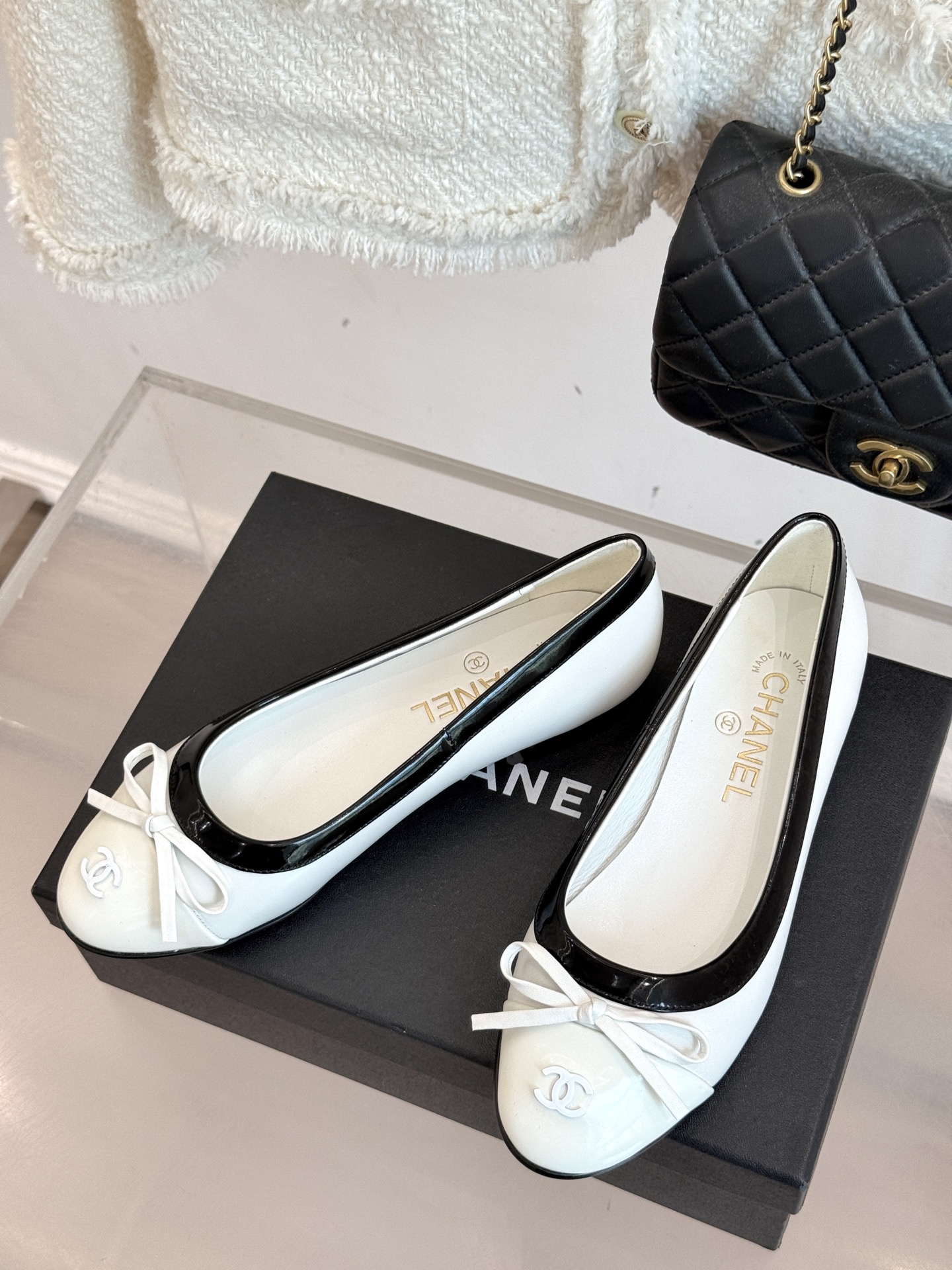 
CHANE*｜小香25A新品双C
蝴蝶结平底芭蕾舞鞋单鞋
经典蝴蝶结搭配双C标志
把法式浪漫踩在脚下
