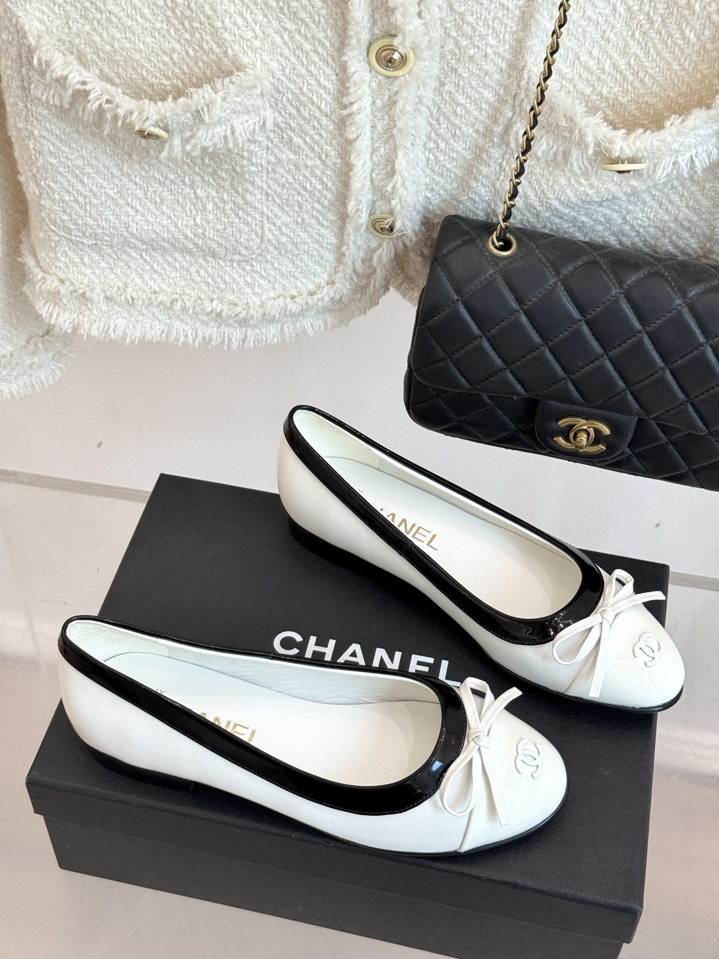 
CHANE*｜小香25A新品双C
蝴蝶结平底芭蕾舞鞋单鞋
经典蝴蝶结搭配双C标志
把法式浪漫踩在脚下
