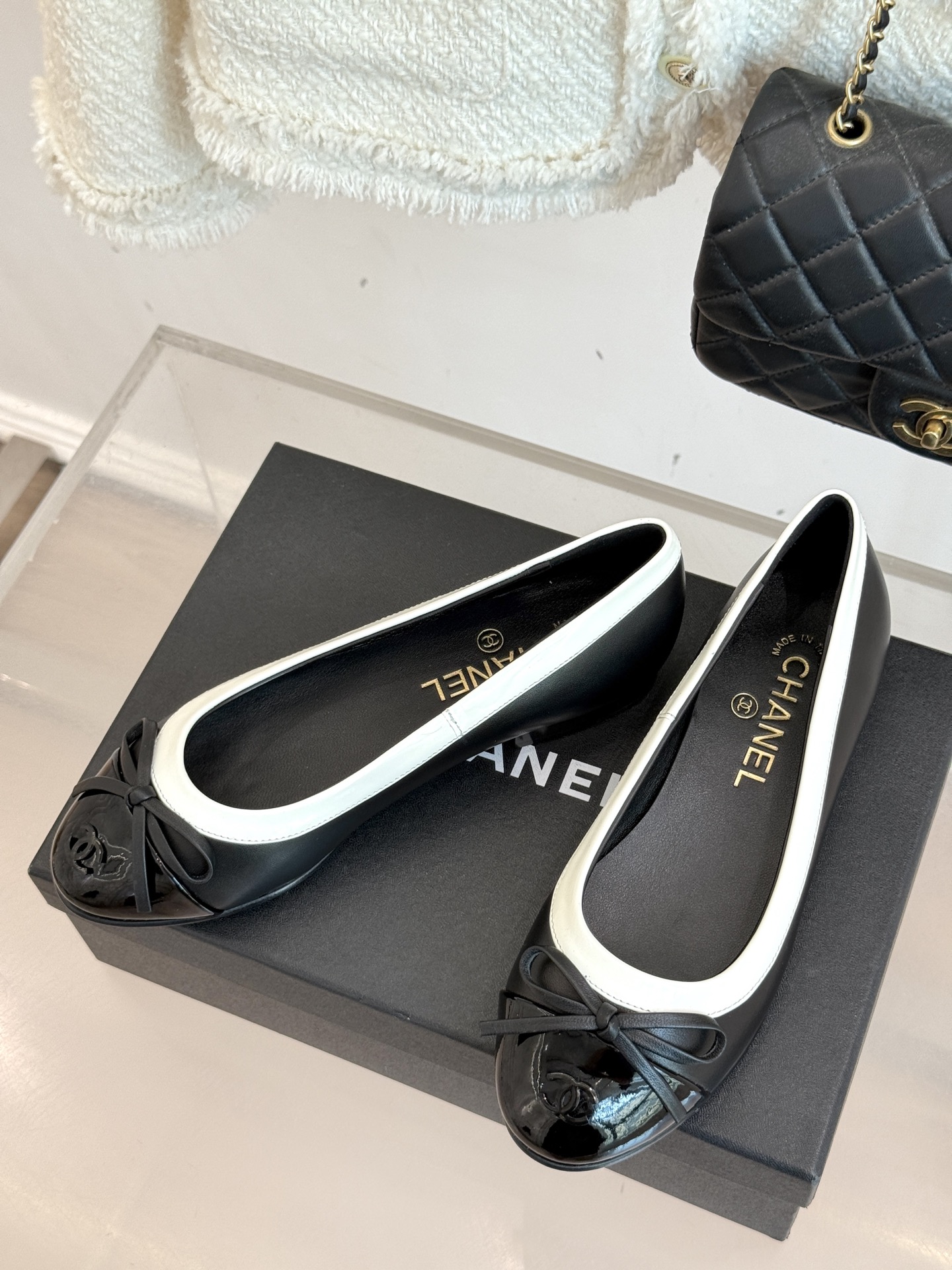 
CHANE*｜小香25A新品双C
蝴蝶结平底芭蕾舞鞋单鞋
经典蝴蝶结搭配双C标志
把法式浪漫踩在脚下
