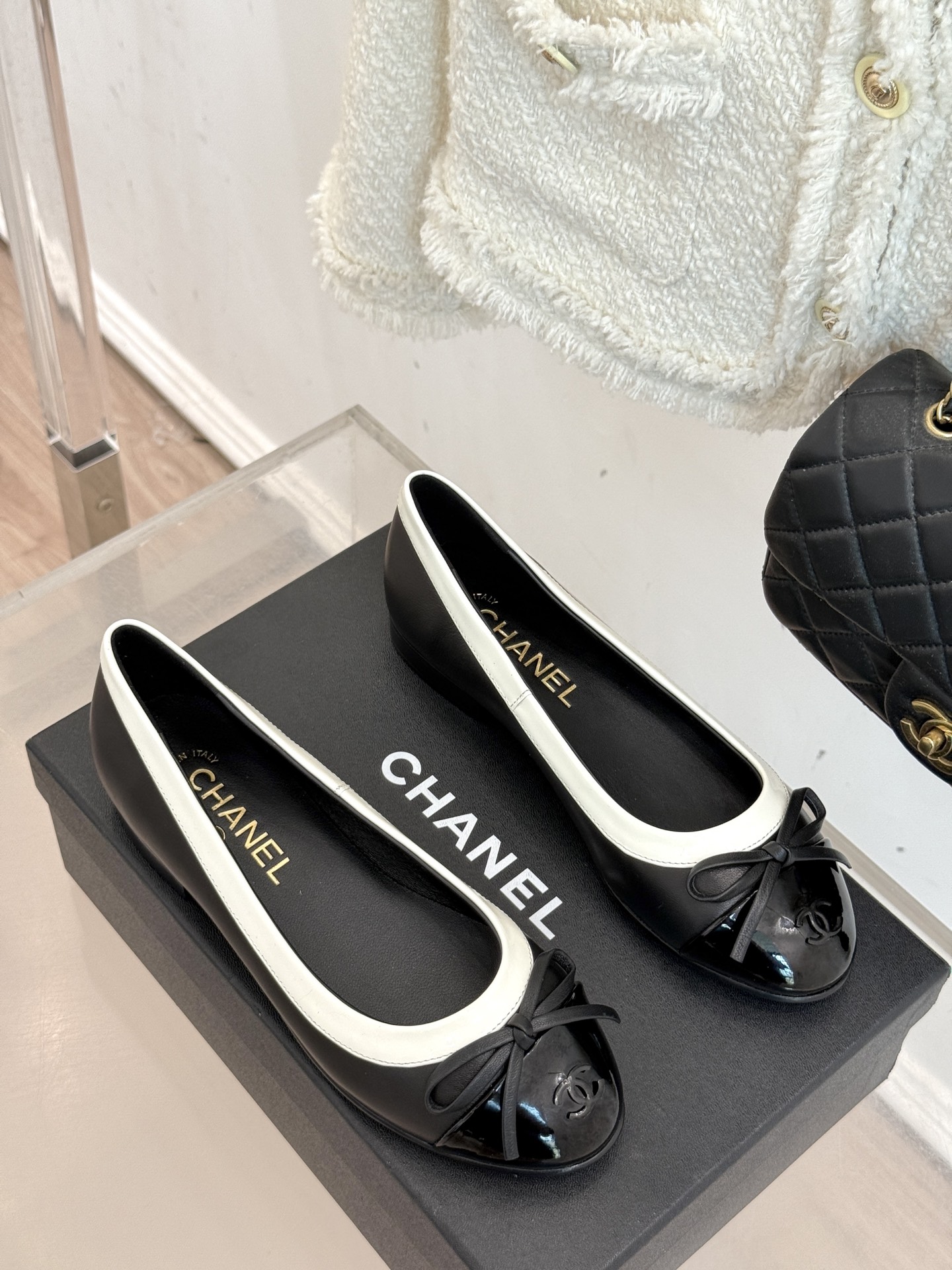 
CHANE*｜小香25A新品双C
蝴蝶结平底芭蕾舞鞋单鞋
经典蝴蝶结搭配双C标志
把法式浪漫踩在脚下
