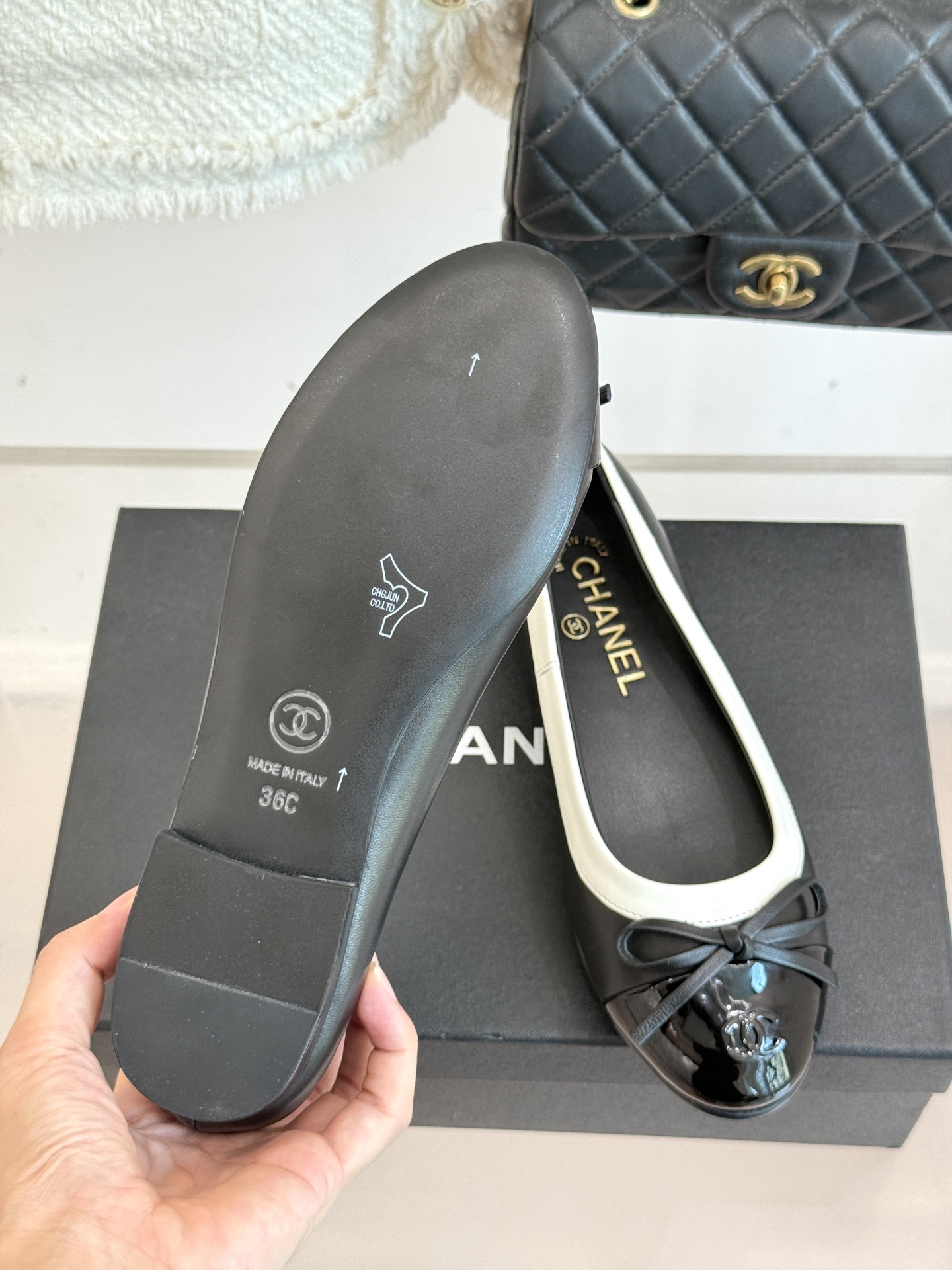 
CHANE*｜小香25A新品双C
蝴蝶结平底芭蕾舞鞋单鞋
经典蝴蝶结搭配双C标志
把法式浪漫踩在脚下

