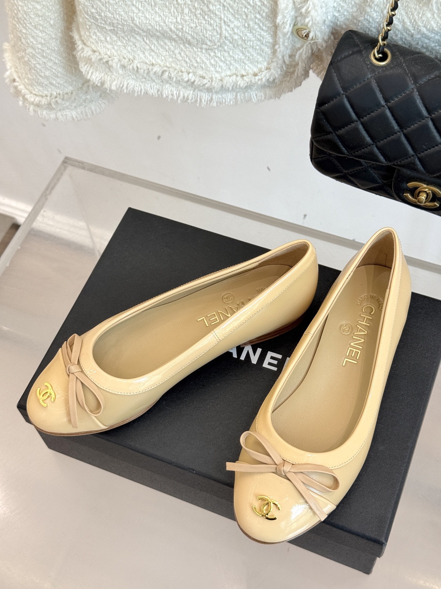 
CHANE*｜小香25A新品双C
蝴蝶结平底芭蕾舞鞋单鞋
经典蝴蝶结搭配双C标志
把法式浪漫踩在脚下
