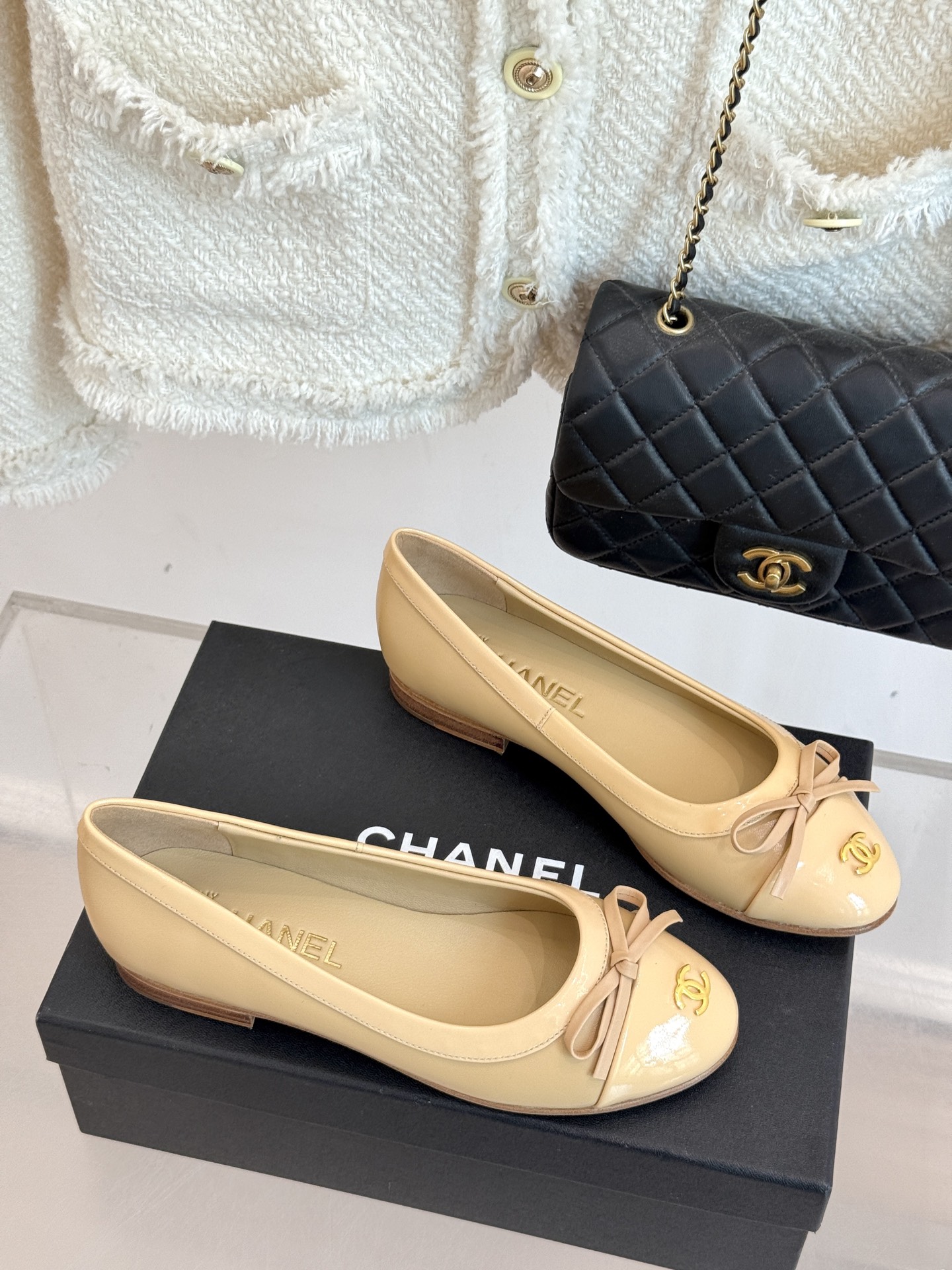 
CHANE*｜小香25A新品双C
蝴蝶结平底芭蕾舞鞋单鞋
经典蝴蝶结搭配双C标志
把法式浪漫踩在脚下
