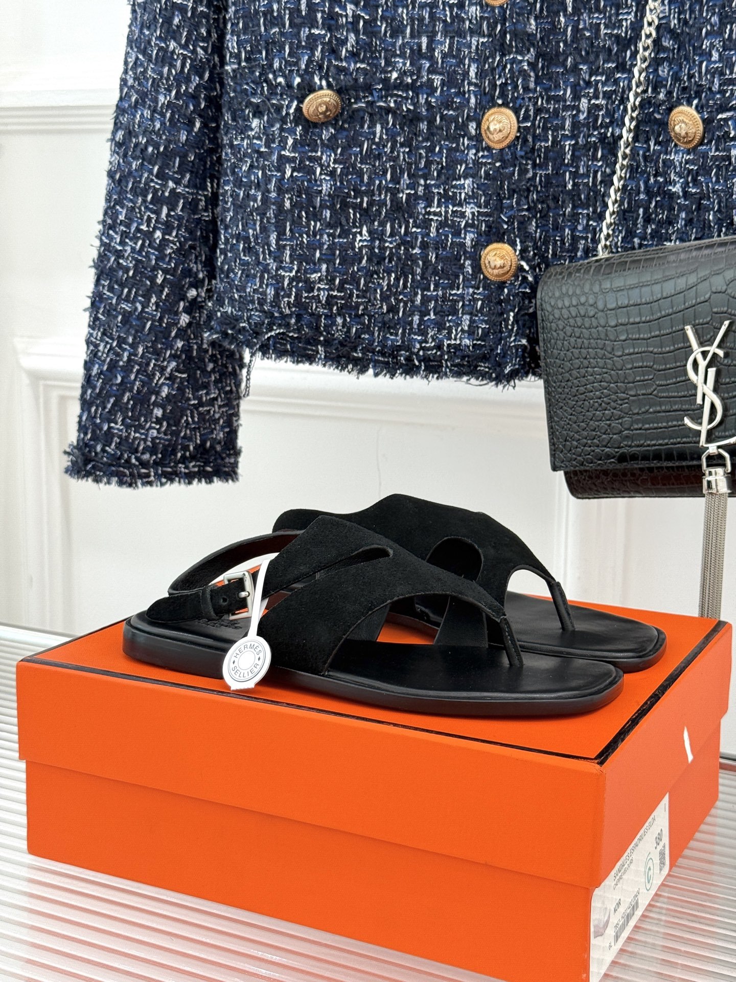 Hermès/爱马仕25WF春夏新品
方头Karen夹脚凉鞋
经典配色搭配时尚的几何图形设计
为这款凉