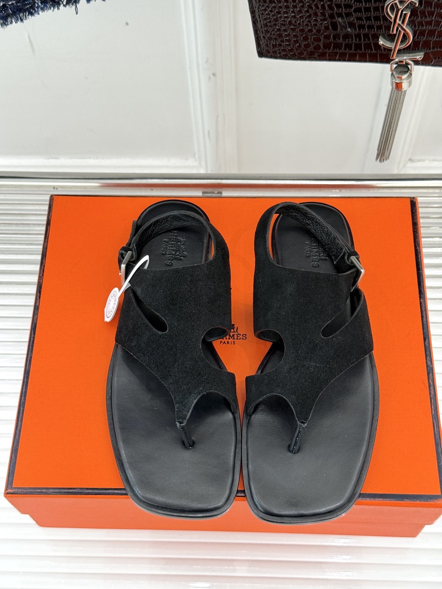 Hermès/爱马仕25WF春夏新品
方头Karen夹脚凉鞋
经典配色搭配时尚的几何图形设计
为这款凉