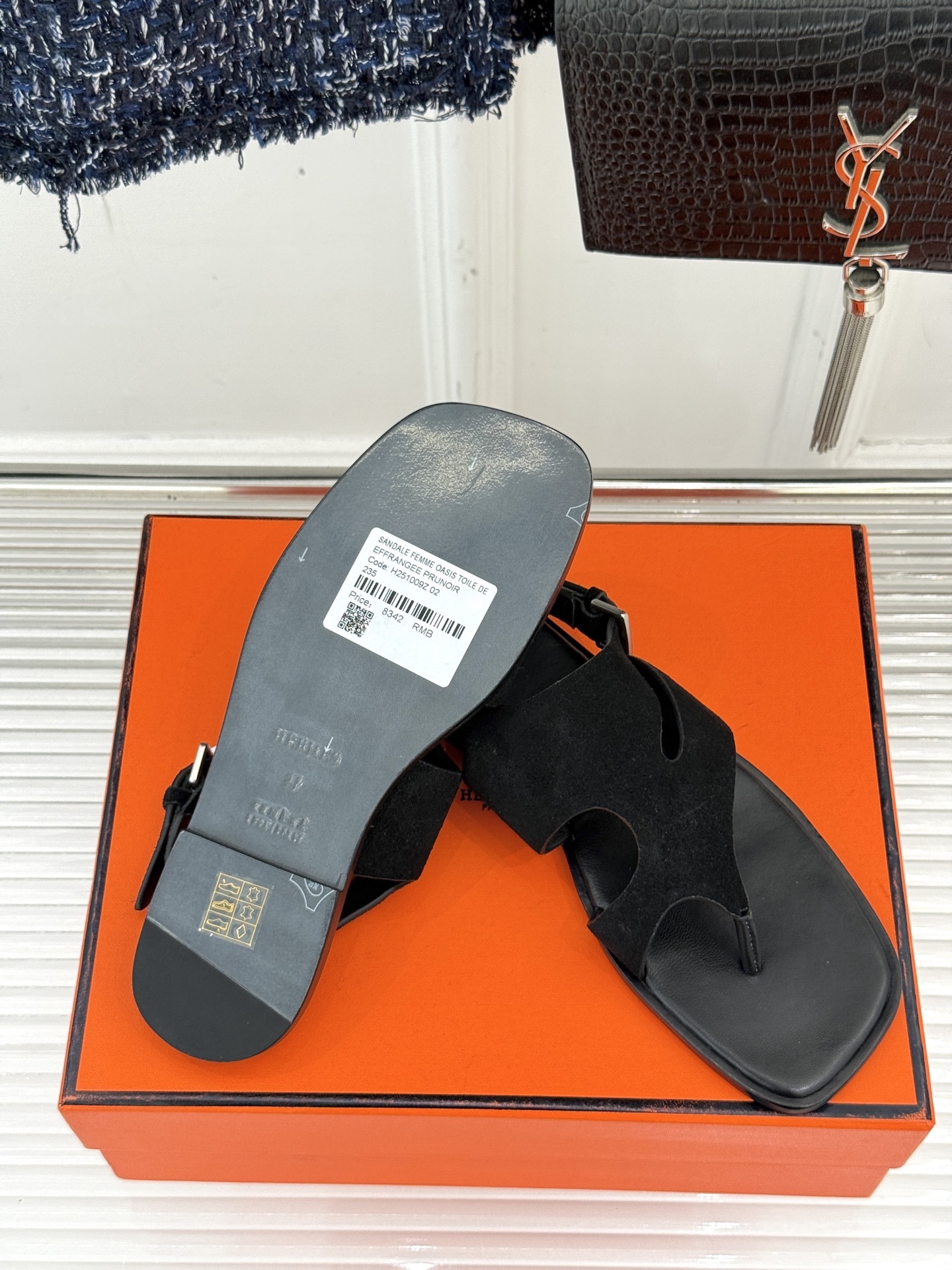 Hermès/爱马仕25WF春夏新品
方头Karen夹脚凉鞋
经典配色搭配时尚的几何图形设计
为这款凉