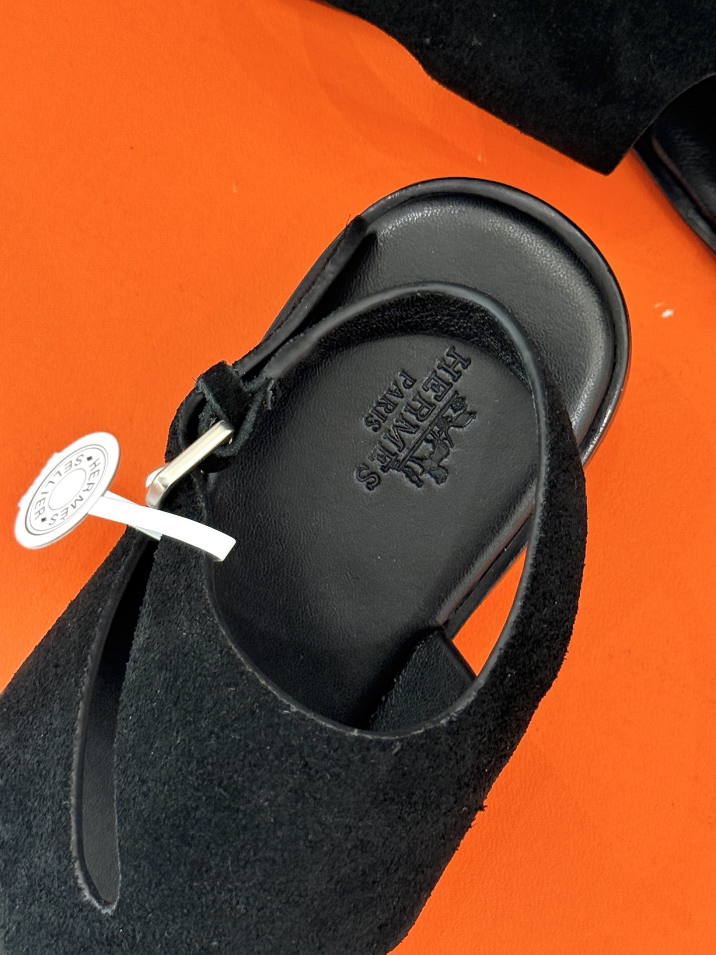 Hermès/爱马仕25WF春夏新品
方头Karen夹脚凉鞋
经典配色搭配时尚的几何图形设计
为这款凉