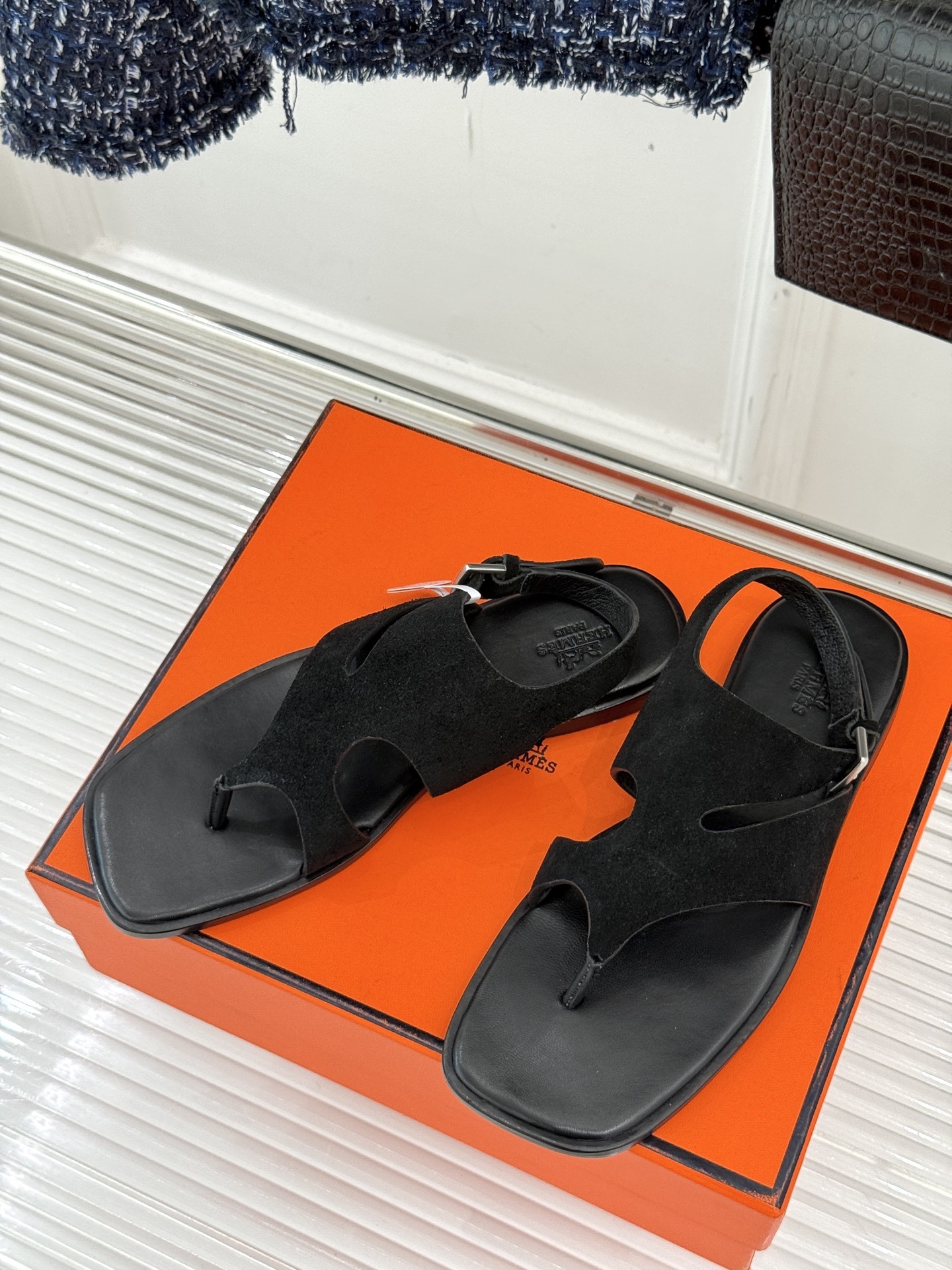 Hermès/爱马仕25WF春夏新品
方头Karen夹脚凉鞋
经典配色搭配时尚的几何图形设计
为这款凉