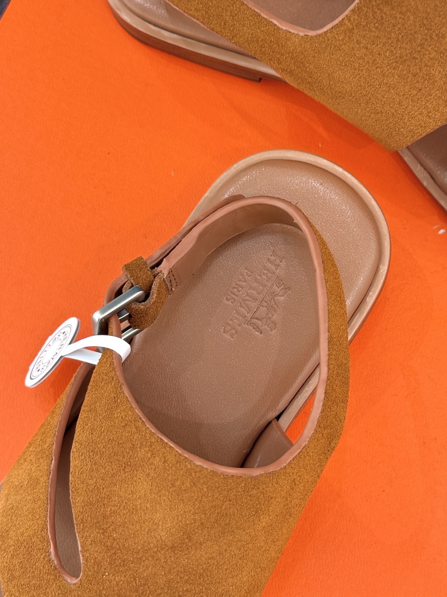 Hermès/爱马仕25WF春夏新品
方头Karen夹脚凉鞋
经典配色搭配时尚的几何图形设计
为这款凉