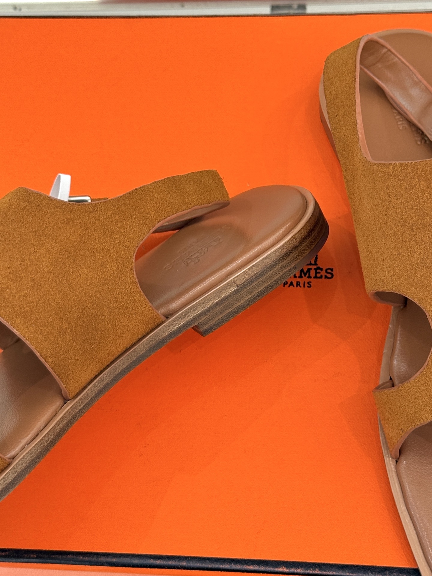 Hermès/爱马仕25WF春夏新品
方头Karen夹脚凉鞋
经典配色搭配时尚的几何图形设计
为这款凉