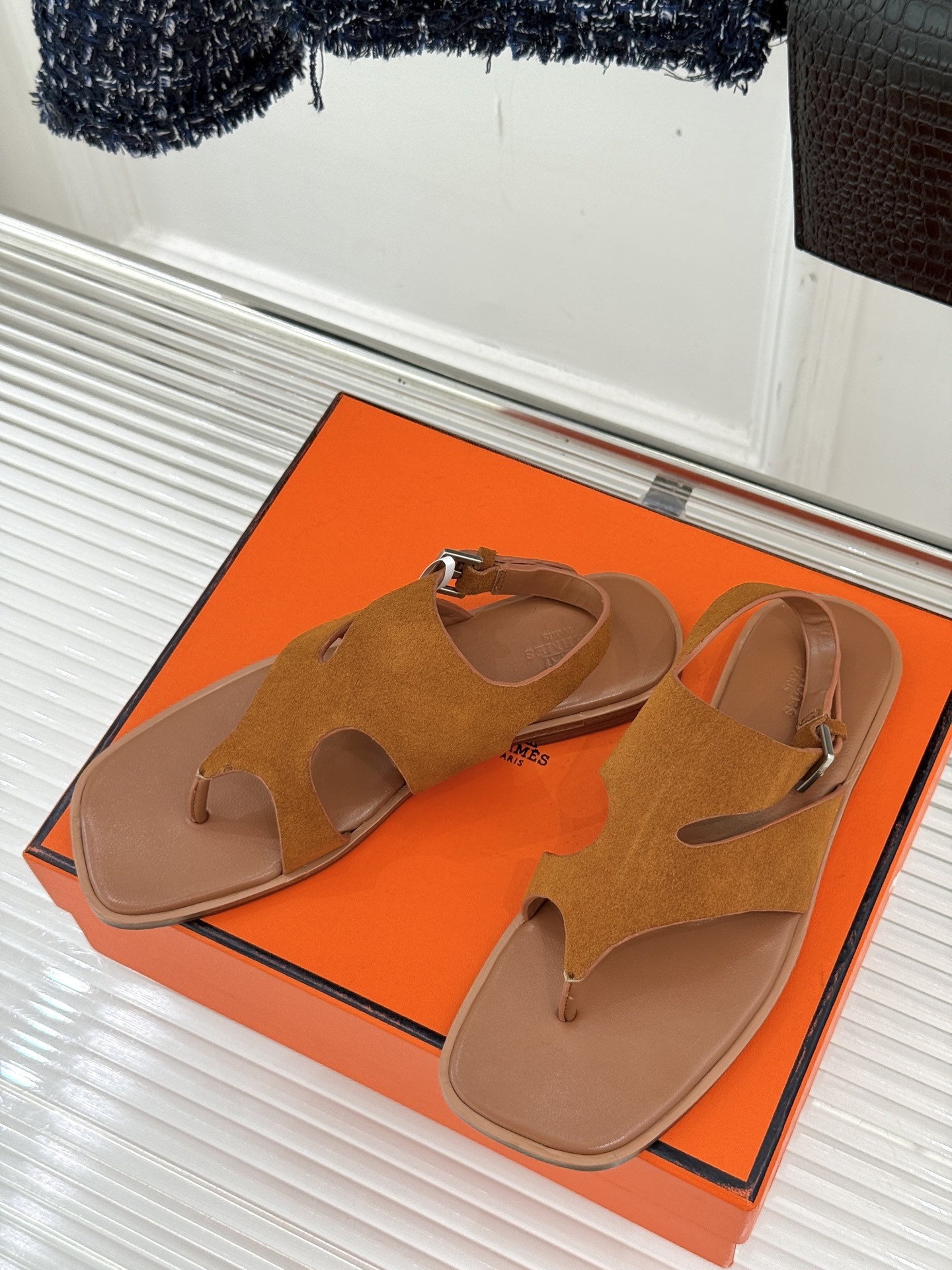 Hermès/爱马仕25WF春夏新品
方头Karen夹脚凉鞋
经典配色搭配时尚的几何图形设计
为这款凉