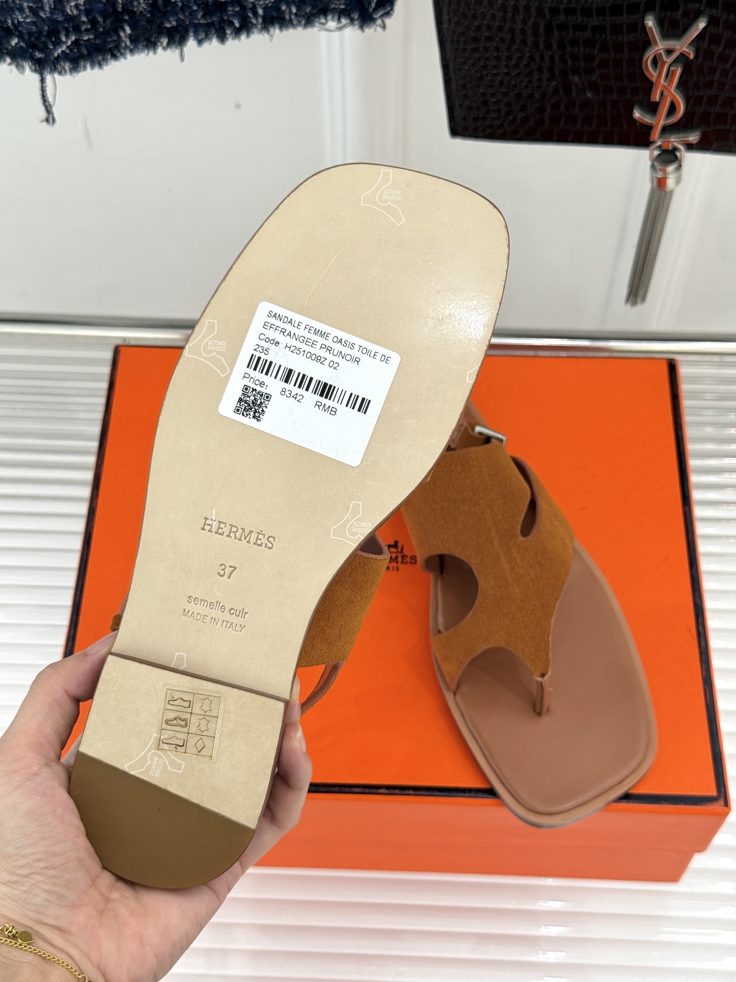 Hermès/爱马仕25WF春夏新品
方头Karen夹脚凉鞋
经典配色搭配时尚的几何图形设计
为这款凉