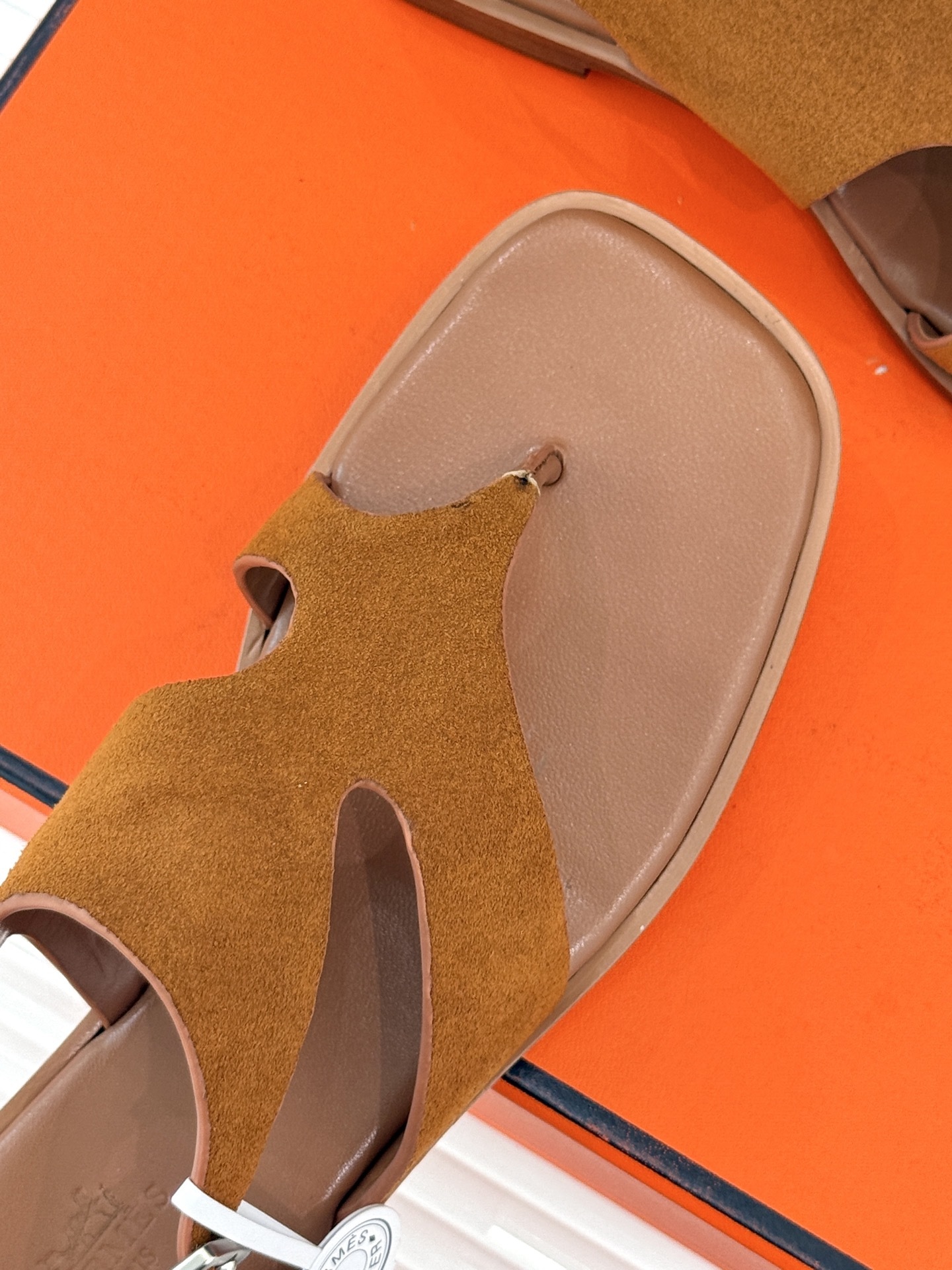 Hermès/爱马仕25WF春夏新品
方头Karen夹脚凉鞋
经典配色搭配时尚的几何图形设计
为这款凉